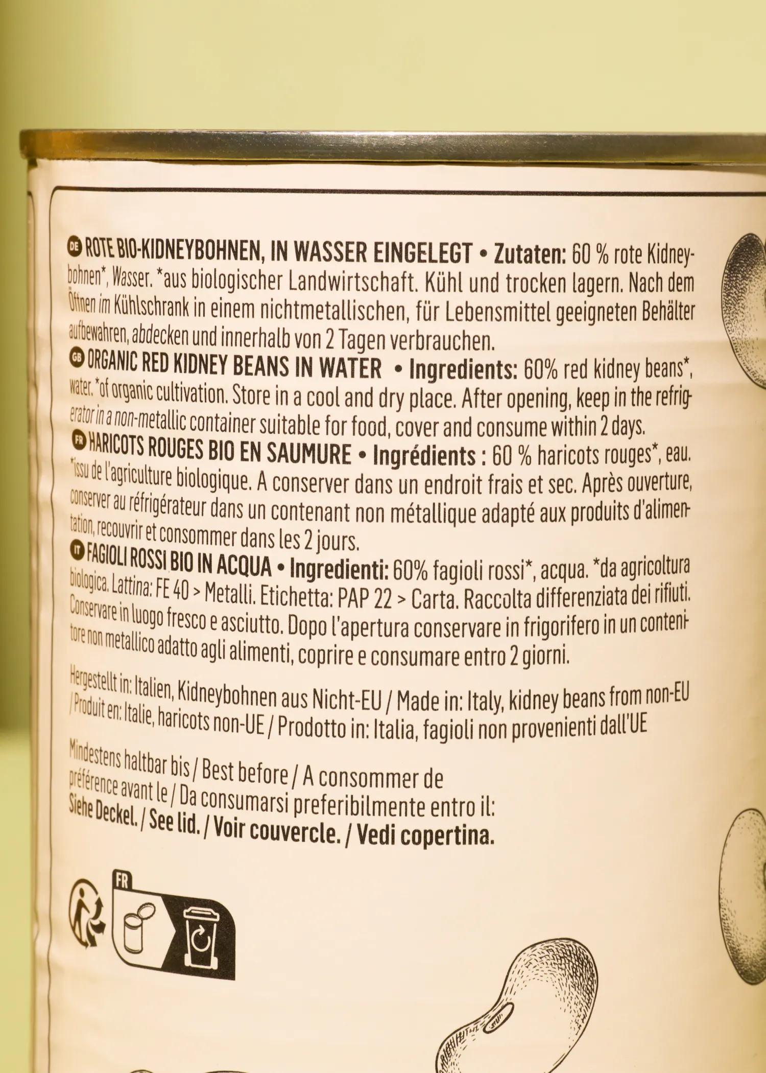 l' arrière d' une boîte de haricots rouges bio en saumure