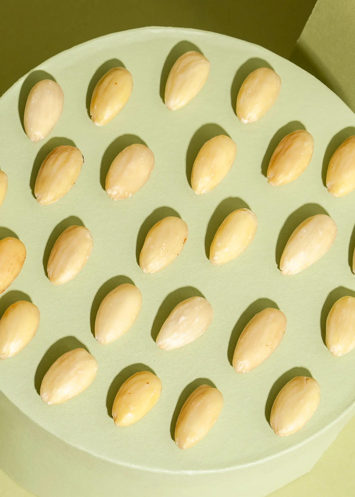 eine Reihe von Mandeln auf einem grünen Teller