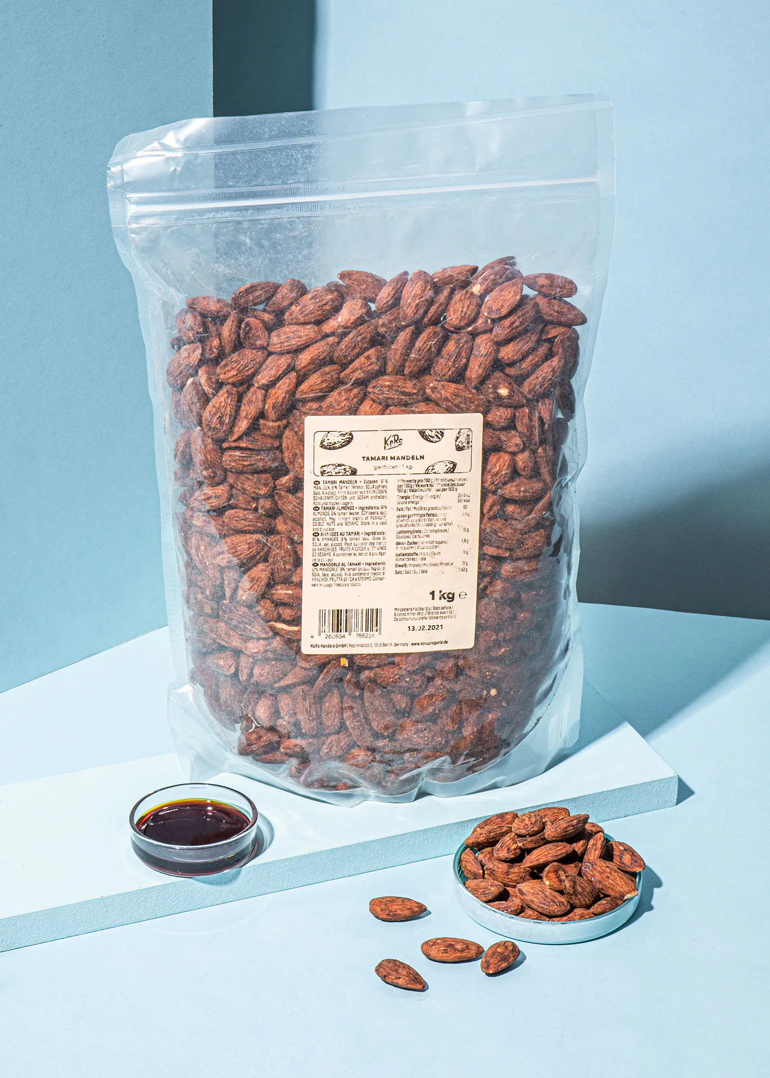 un sac d' amandes avec une étiquette dessus