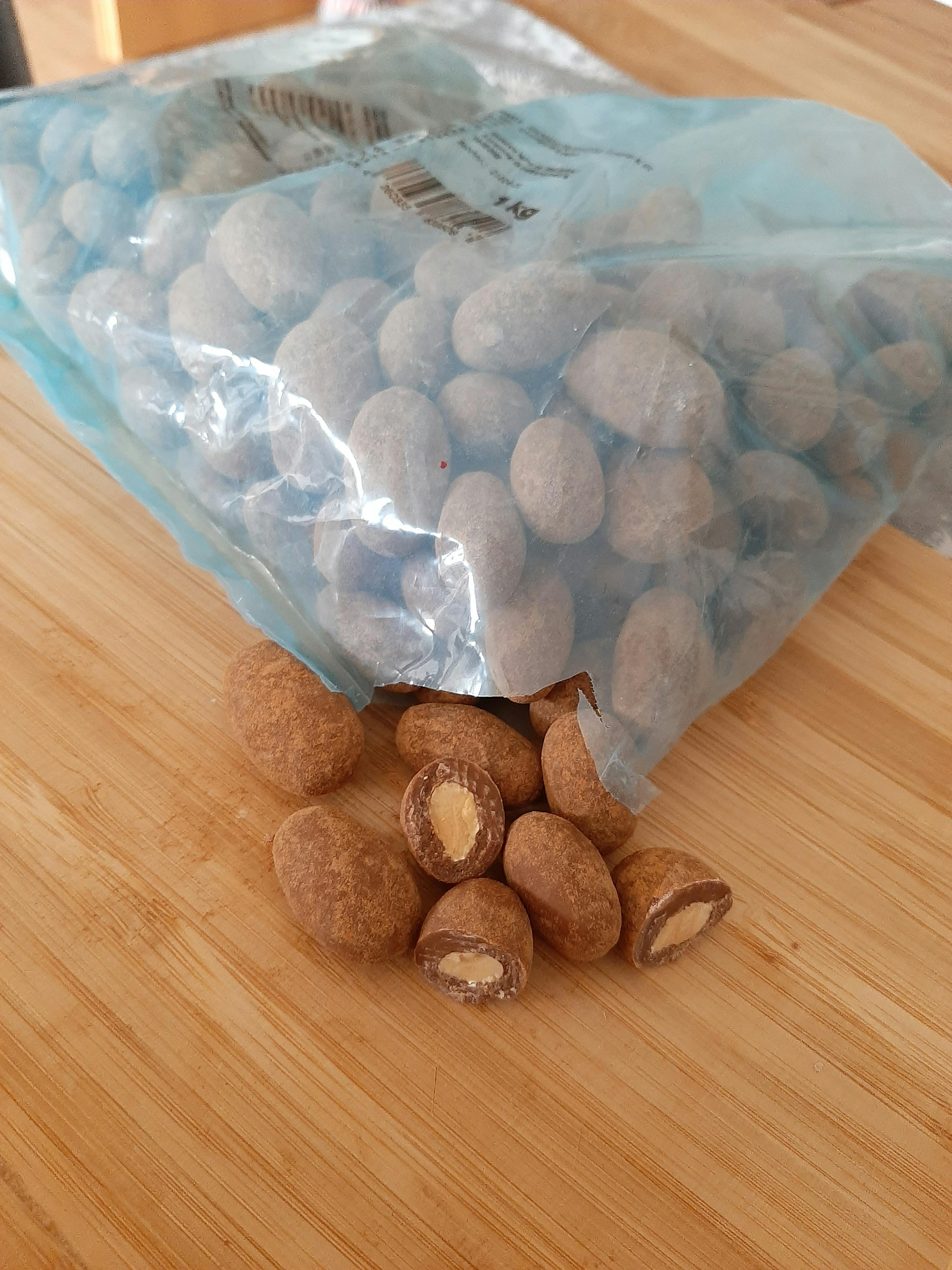 eine Nahaufnahme einer Tasche mit Erdnüssen auf einem Holztisch