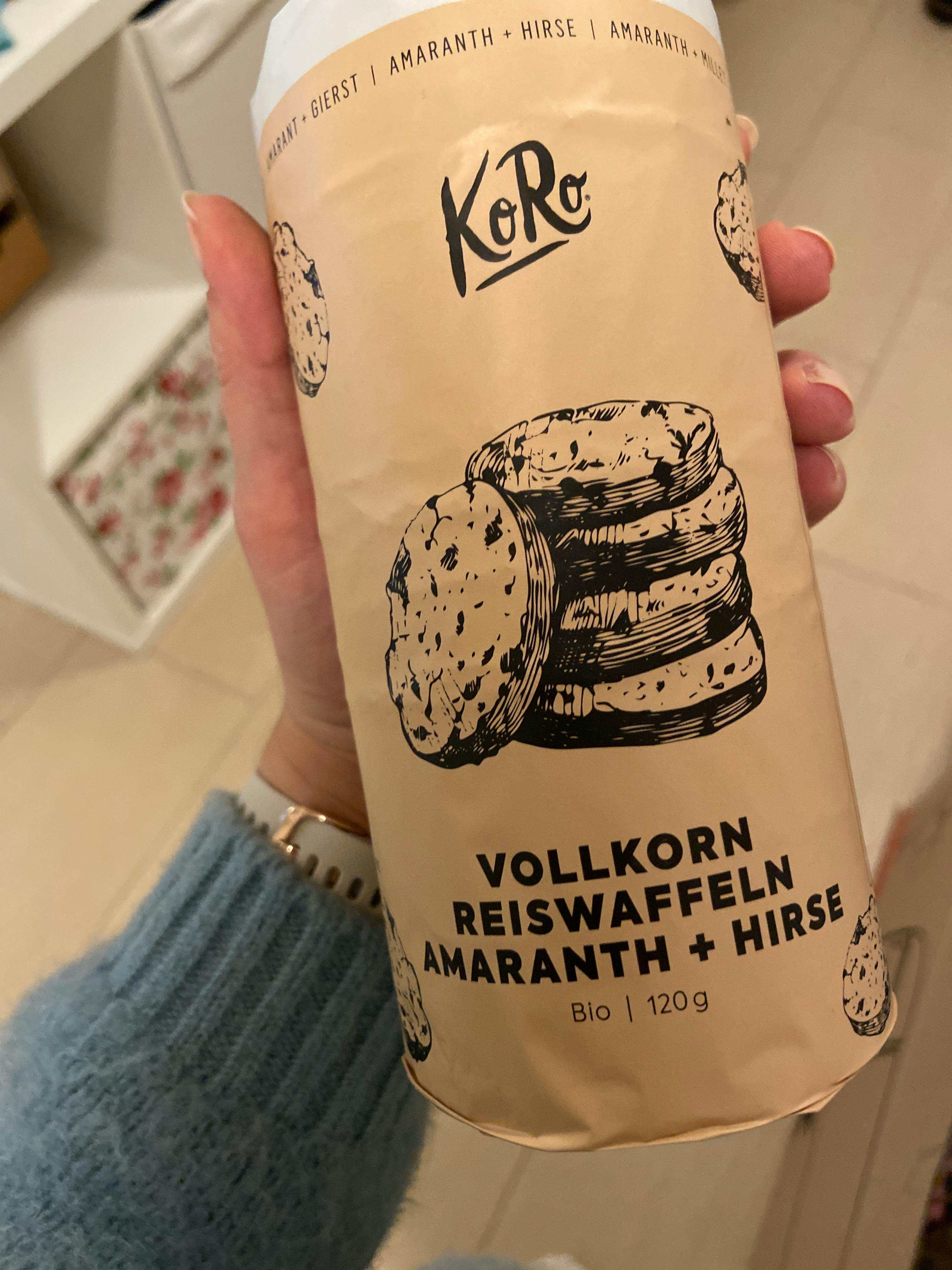 una persona tiene in mano un barattolo di vollkorn reiswaffeln hirse amaranth