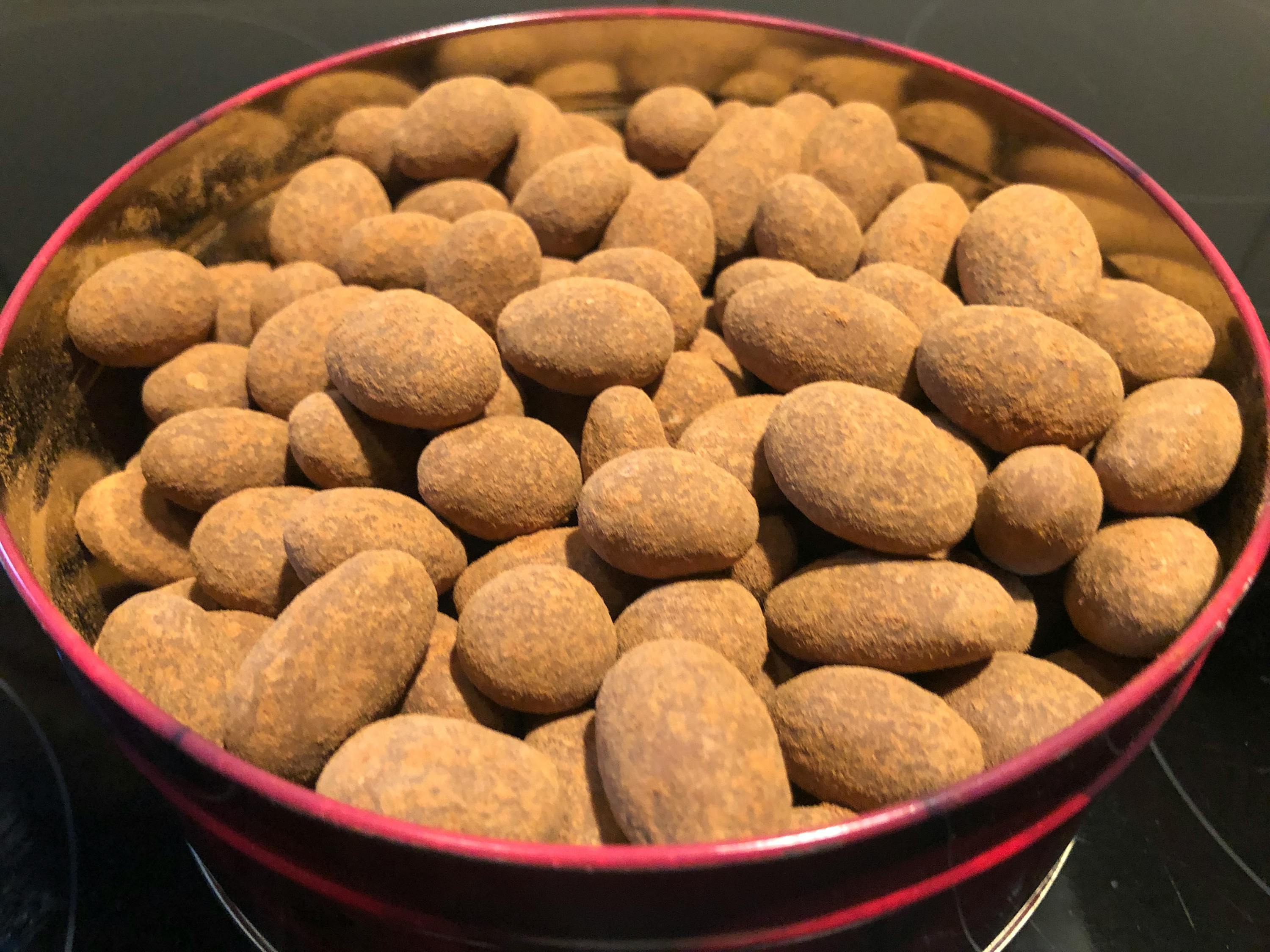 eine rote Dose voller Erdnüsse mit Schokoladenüberzug