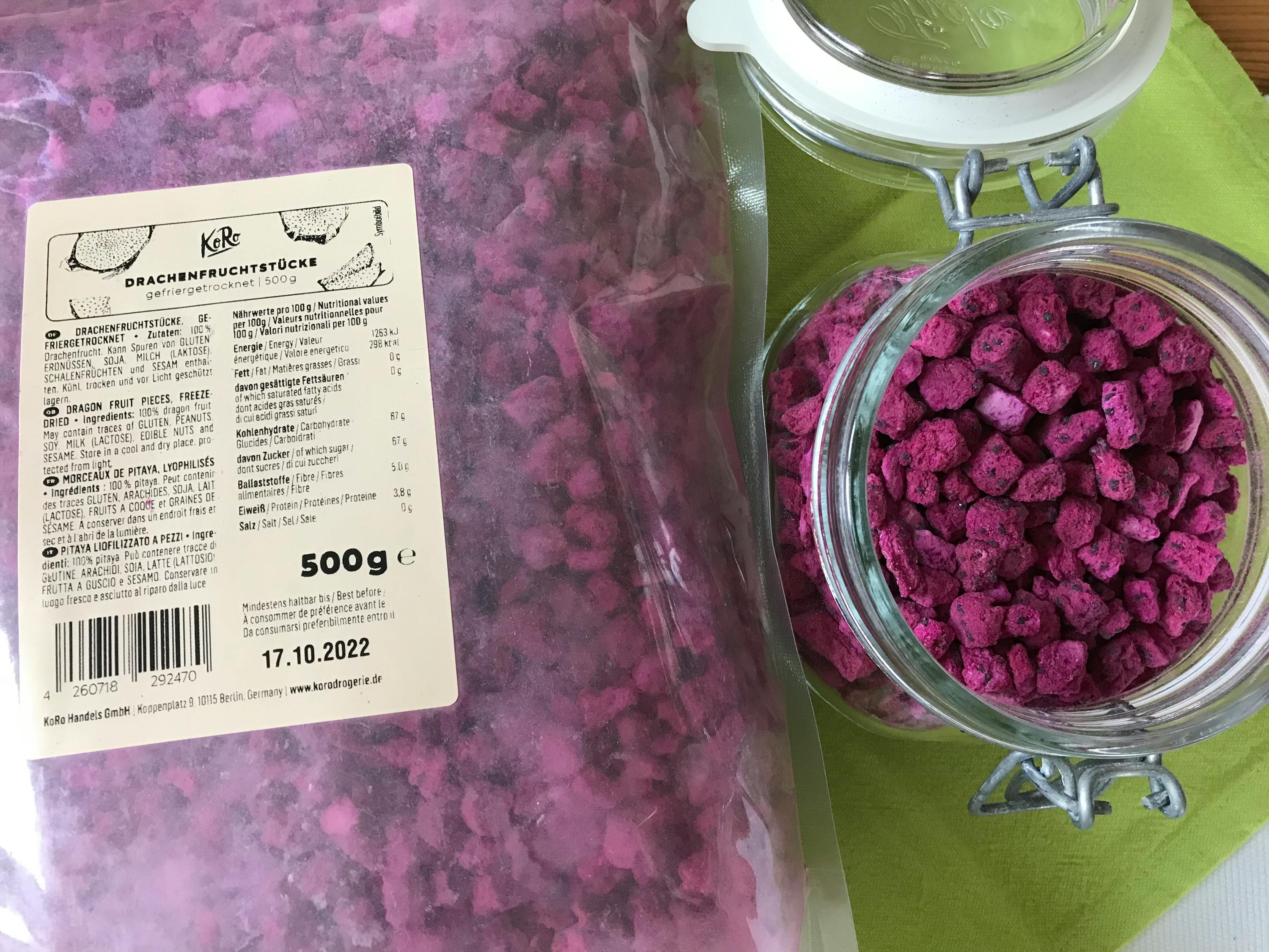 un bocal en verre rempli de bonbons roses et un sac de bonbons violets