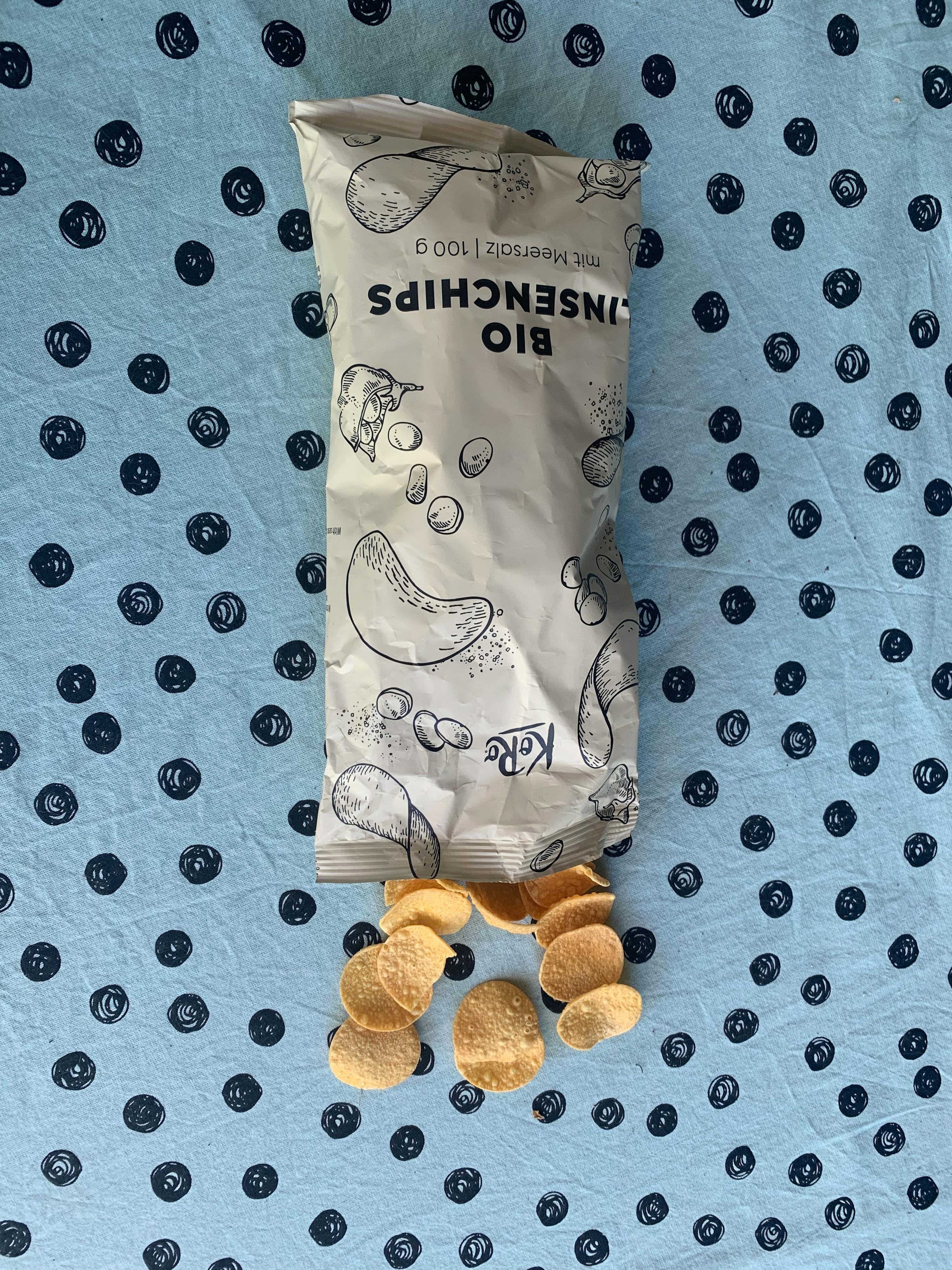 un sac de chips bio est posé sur une table à pois