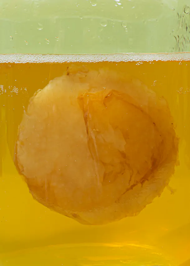 un gros plan d' un liquide jaune avec des bulles