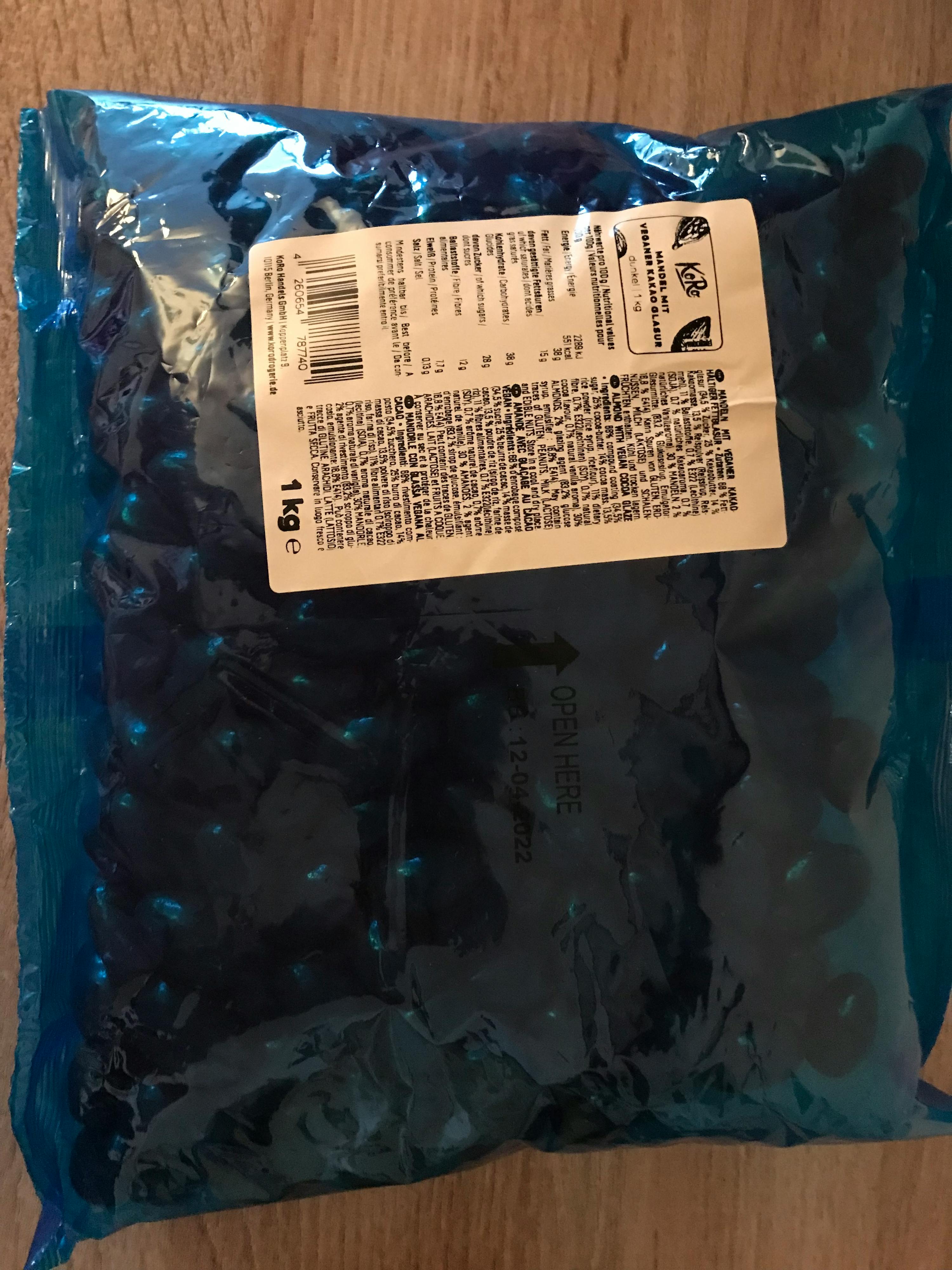 eine blaue Plastiktüte mit einem weißen Aufkleber auf der Rückseite