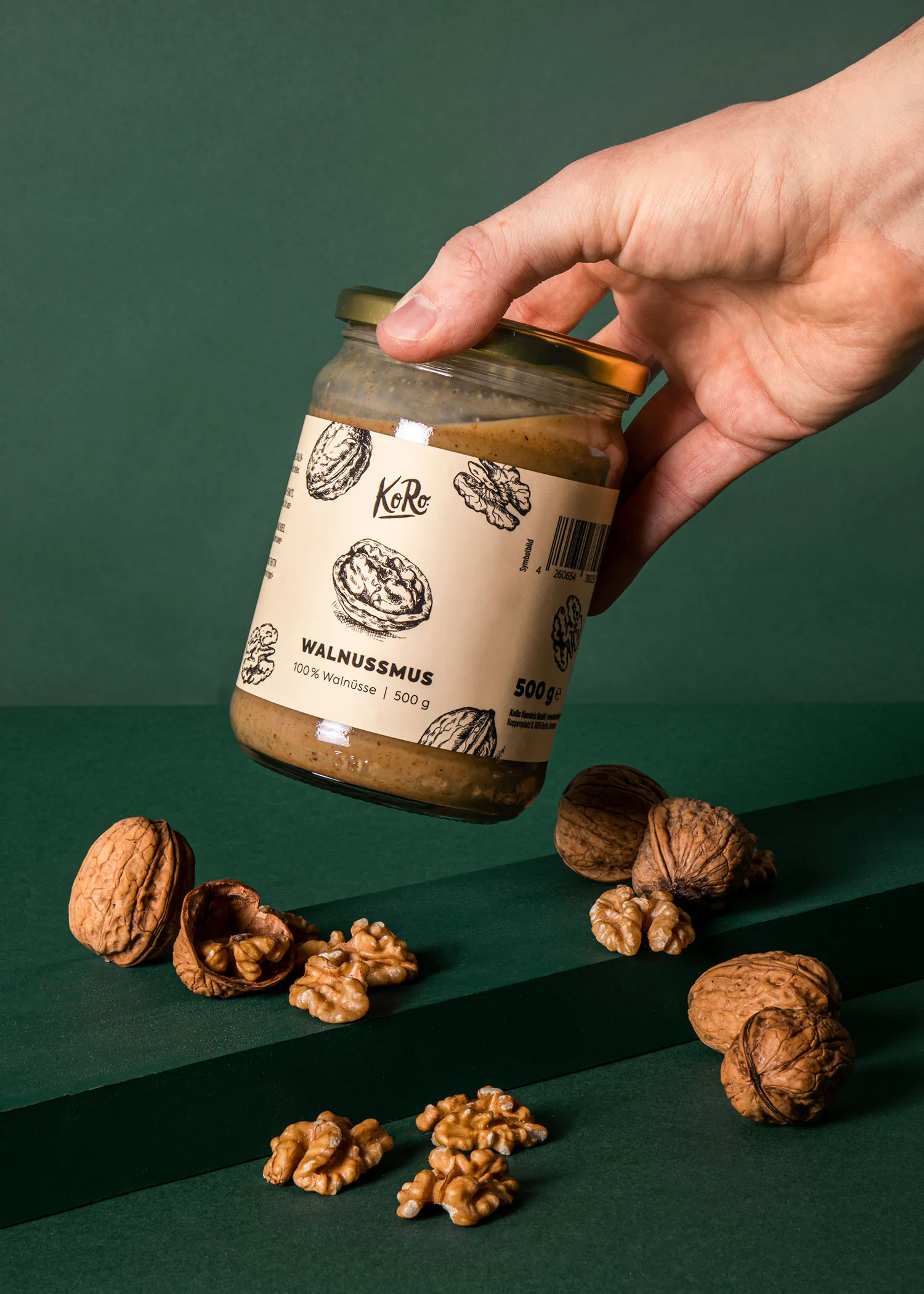 une personne tient un bocal de noix avec l' étiquette " walnussmus "