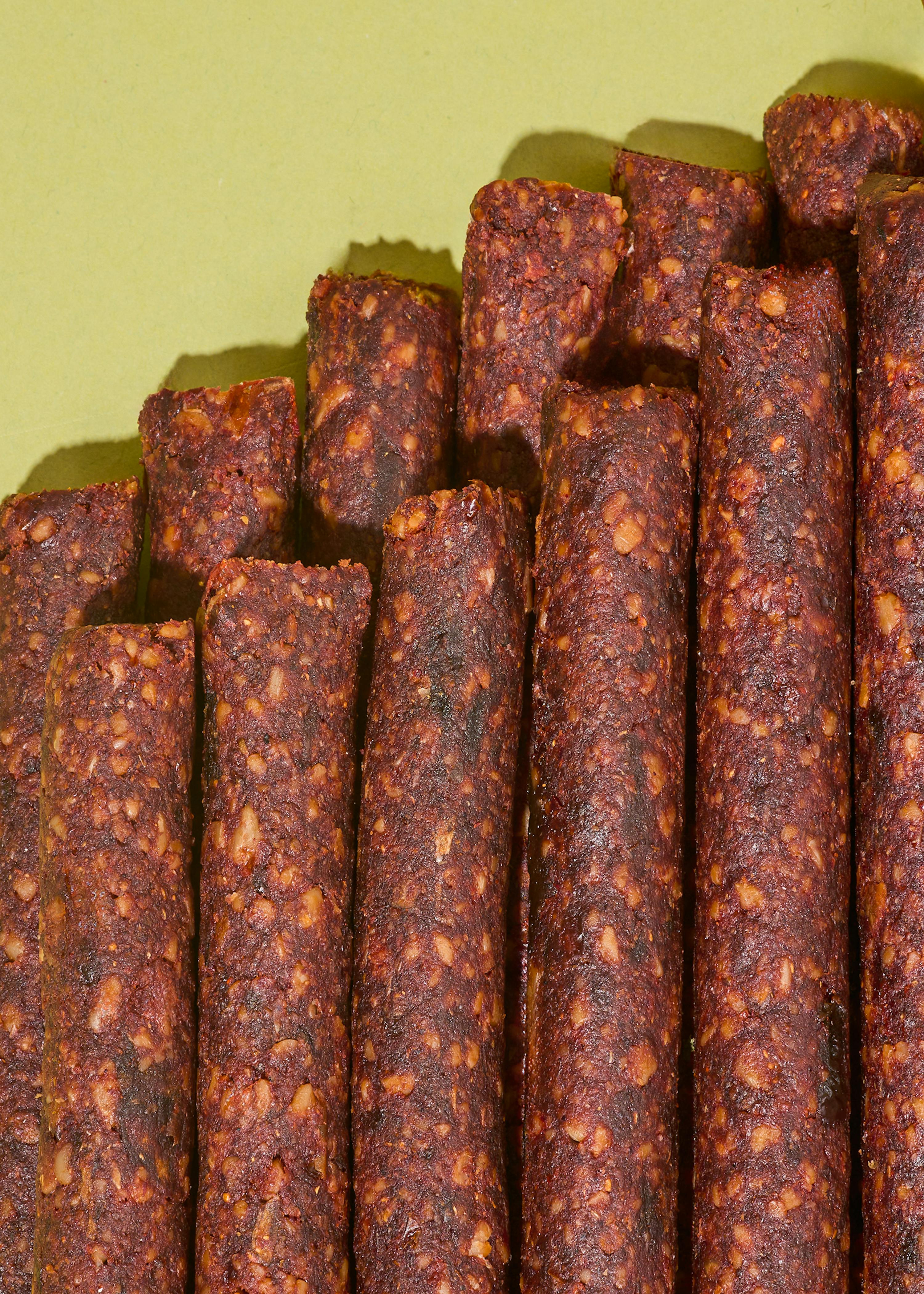 un mucchio di bastoncini di carne su un tavolo giallo