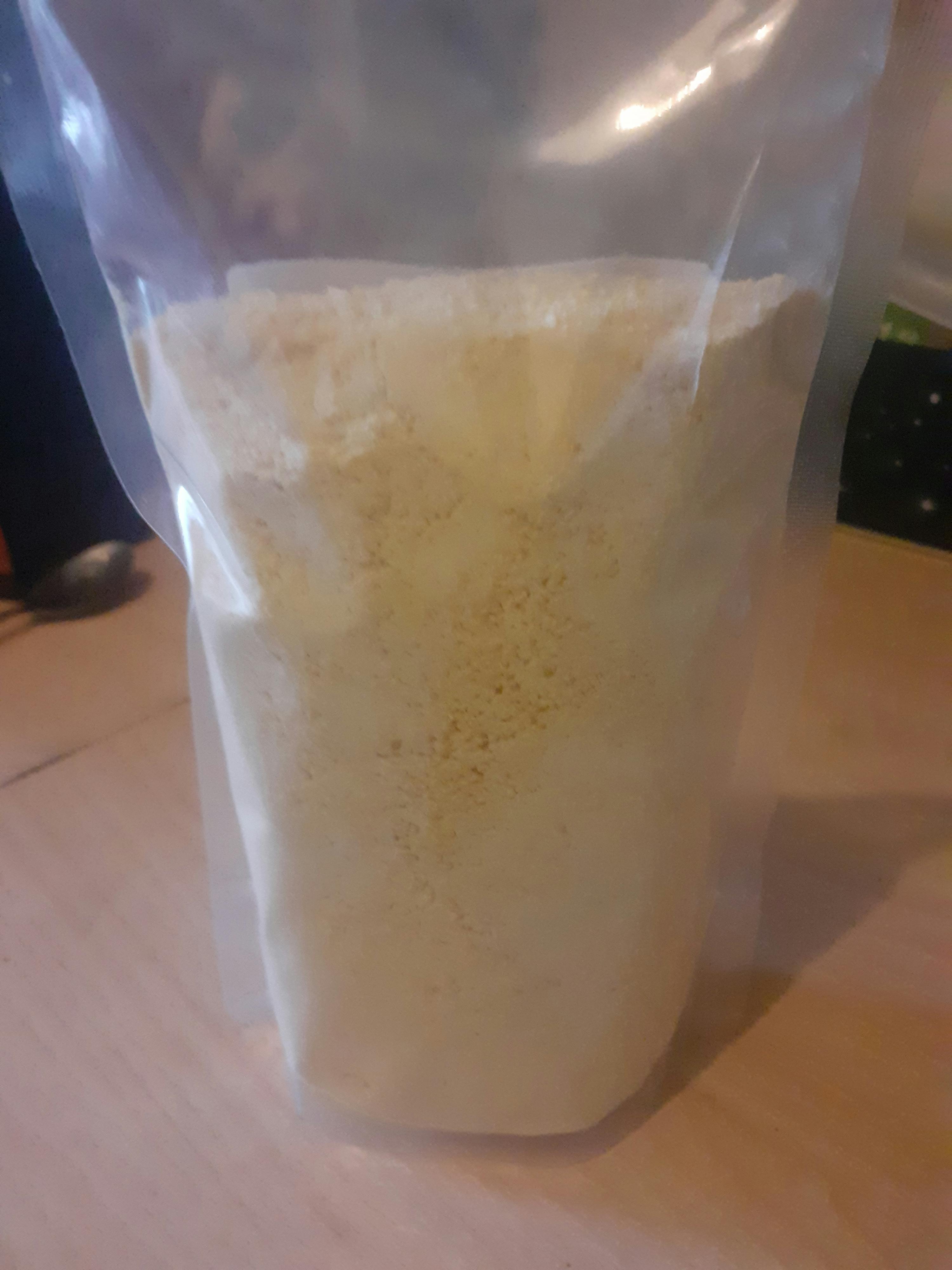 eine Plastiktüte mit einem Stück weißer Flüssigkeit darin