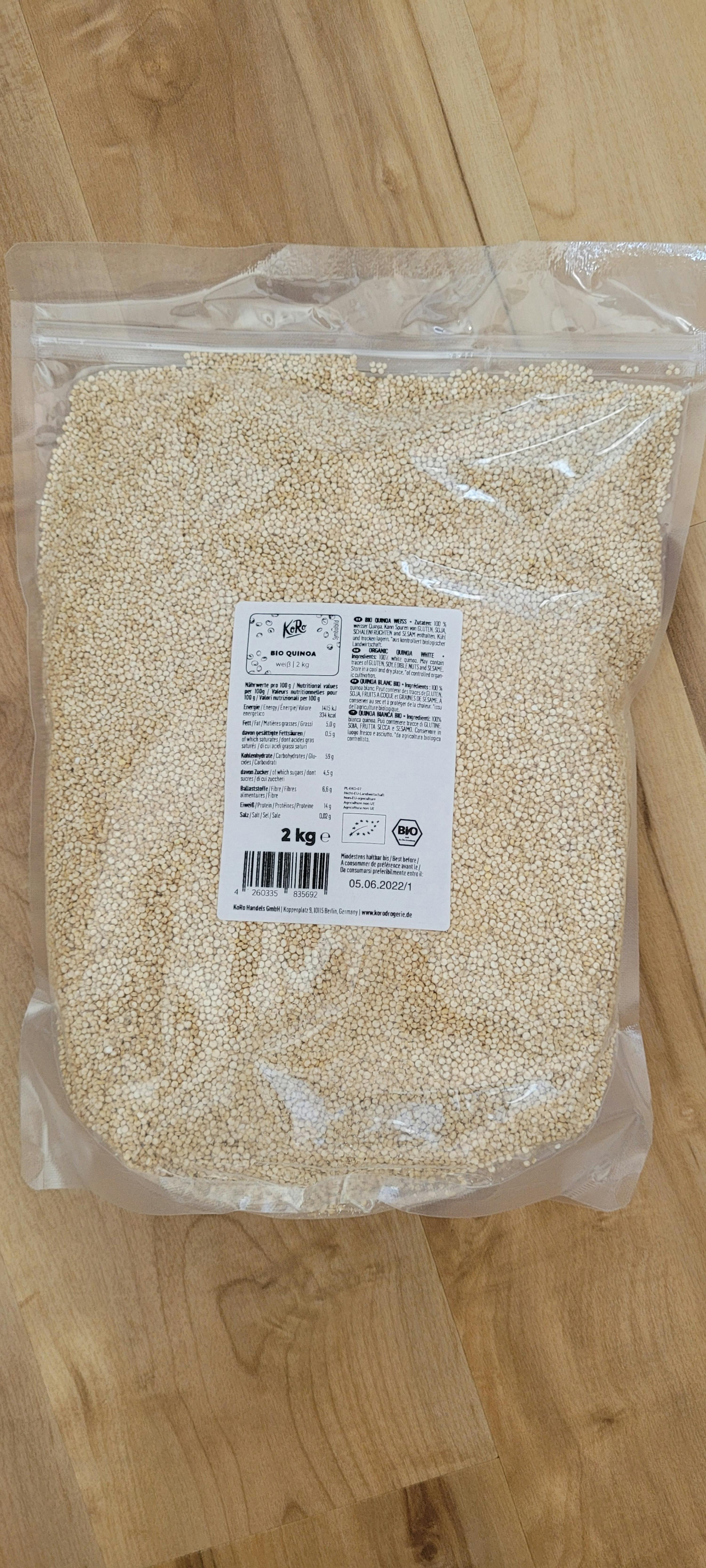 eine Plastiktüte mit Sesamsamen liegt auf einem Holztisch