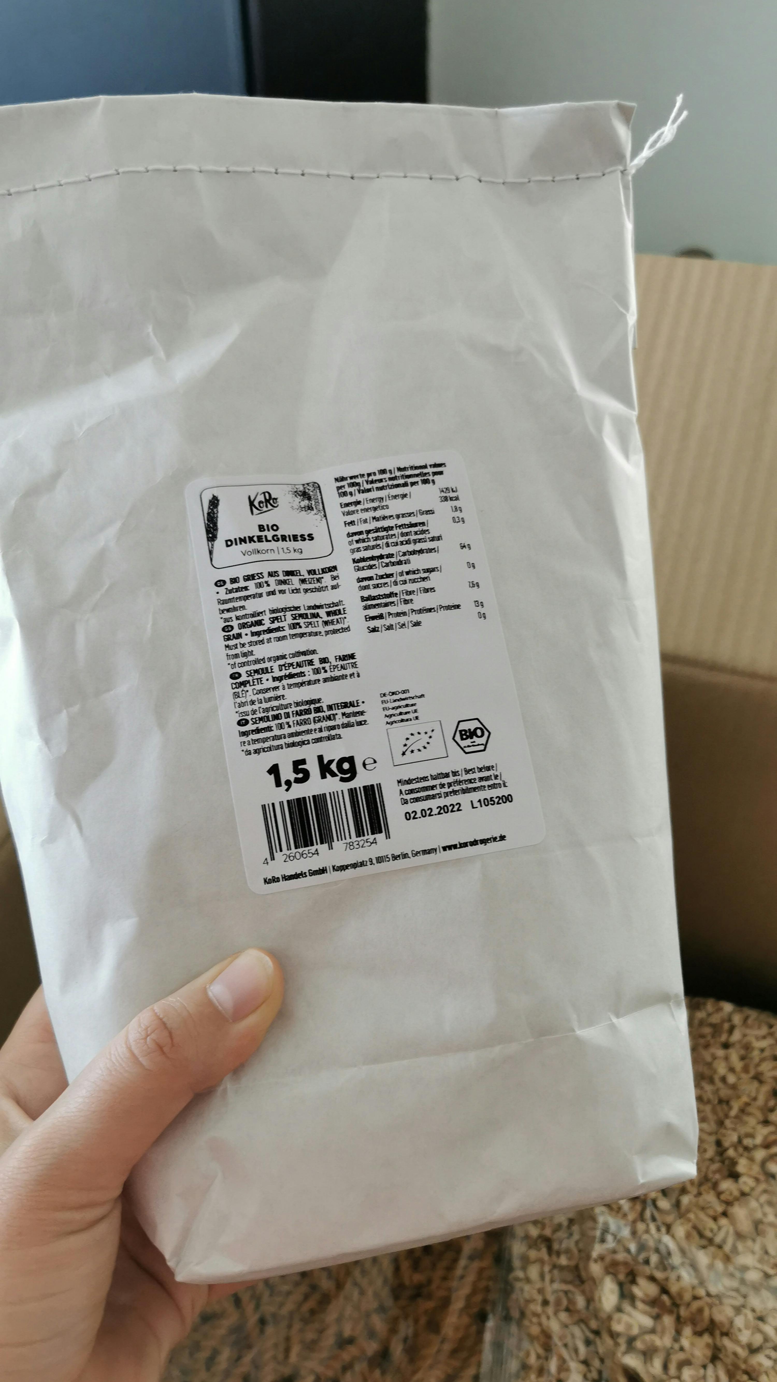 une personne tient un sac de farine à 1,5 kg