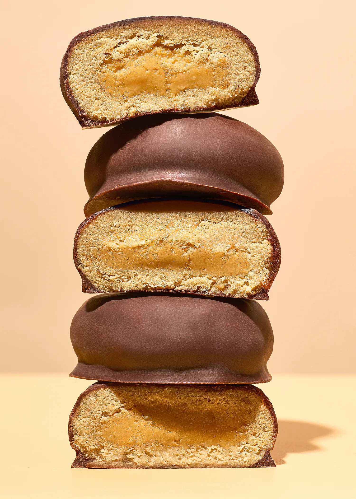 une pile de biscuits empilés les uns sur les autres