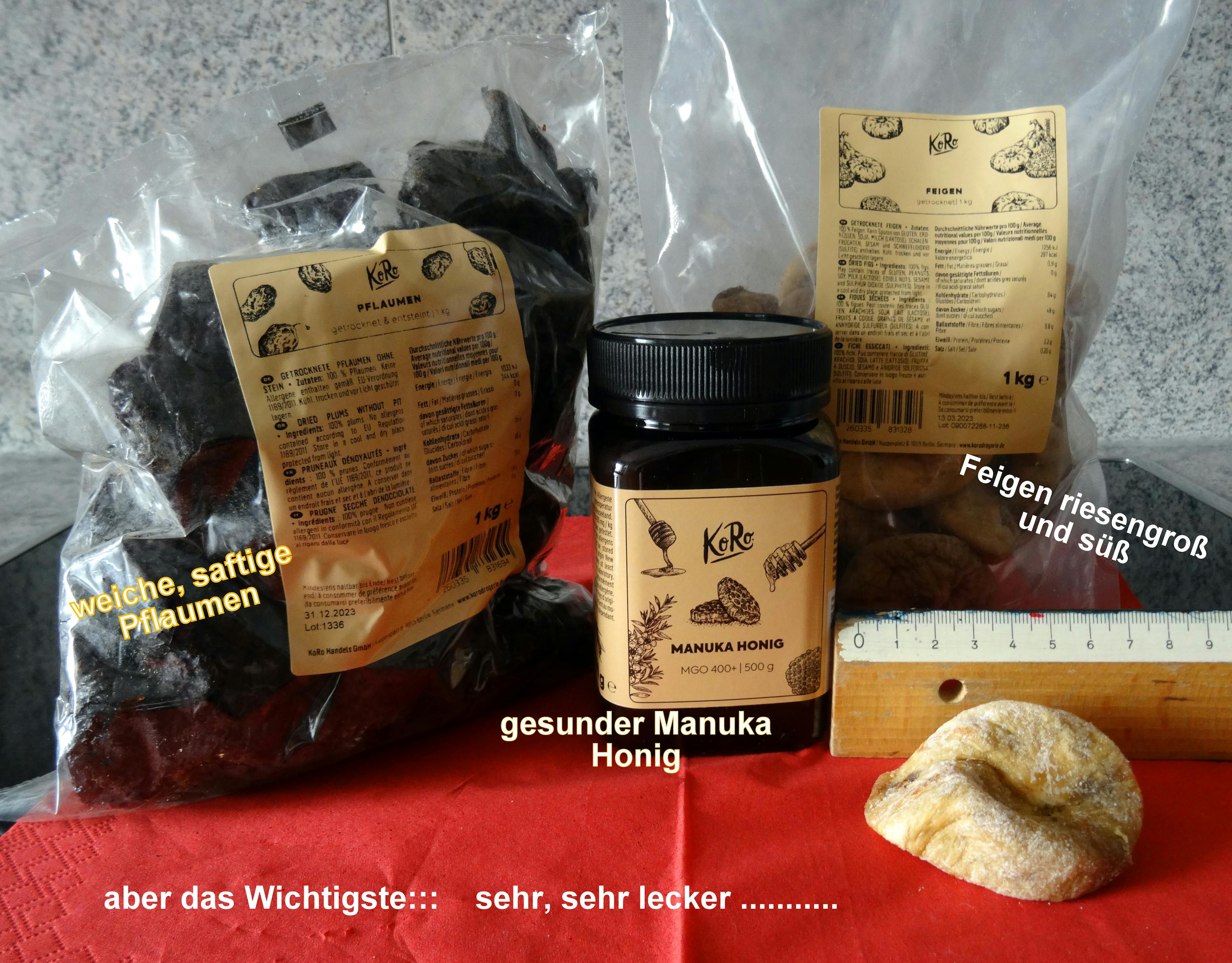 une bouteille de miel manuka est assise à côté d' un sac de figues séchées