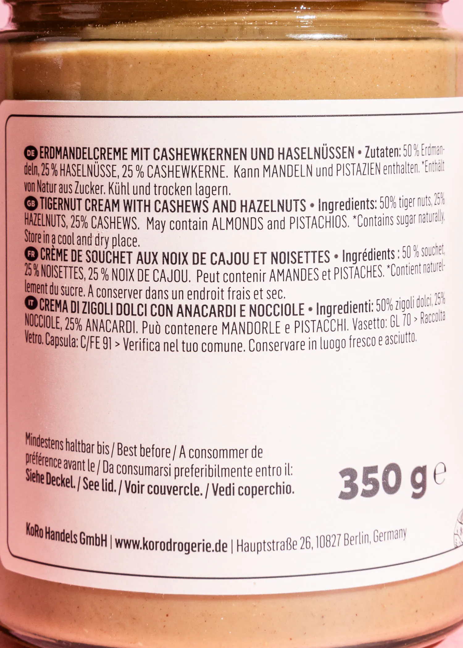 l' arrière d' un bocal de crème de noisettes avec des noix de cajou et des pistaches