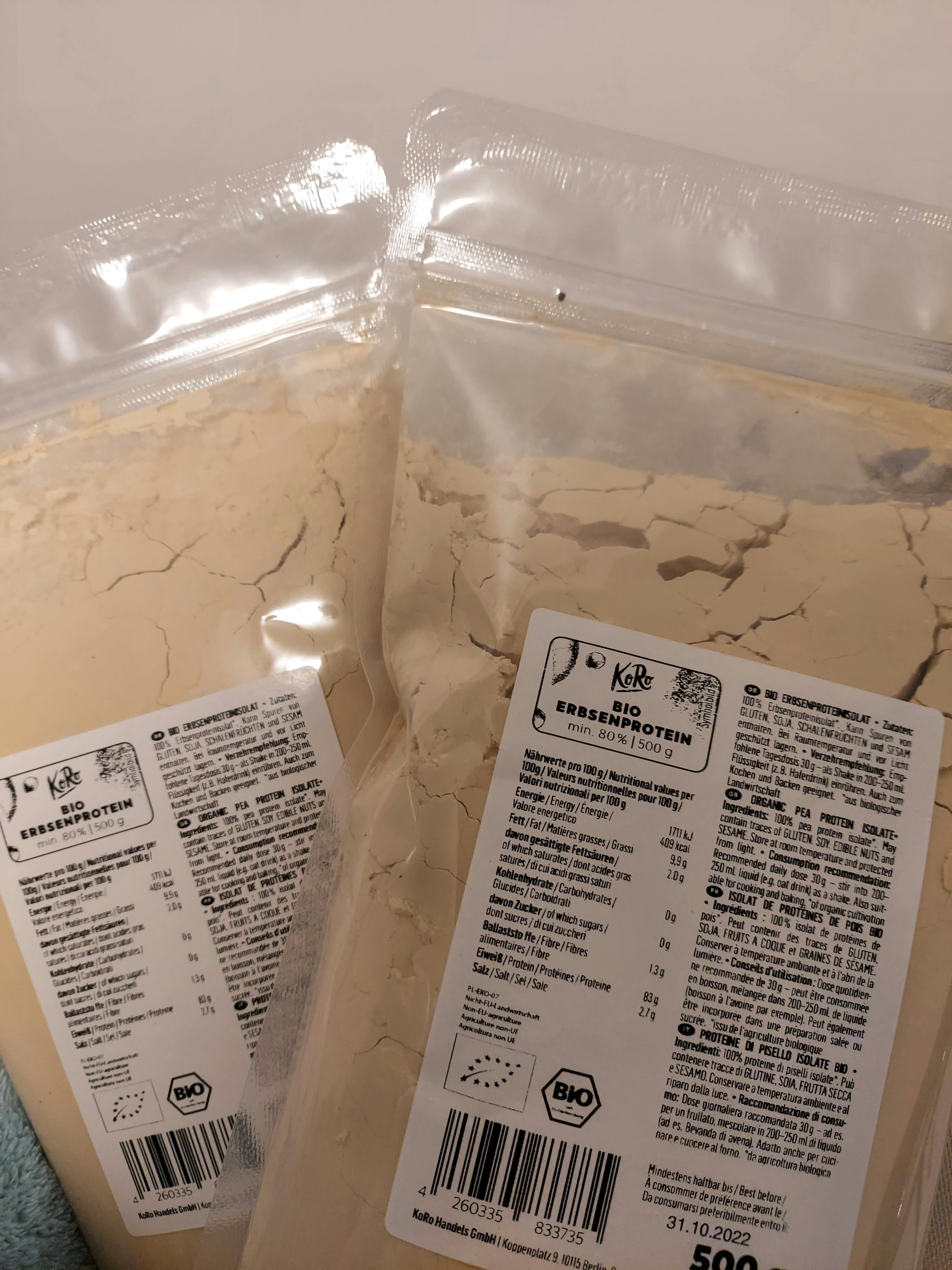 eine Tüte erbsenprotein mit einem weißen Aufkleber darauf