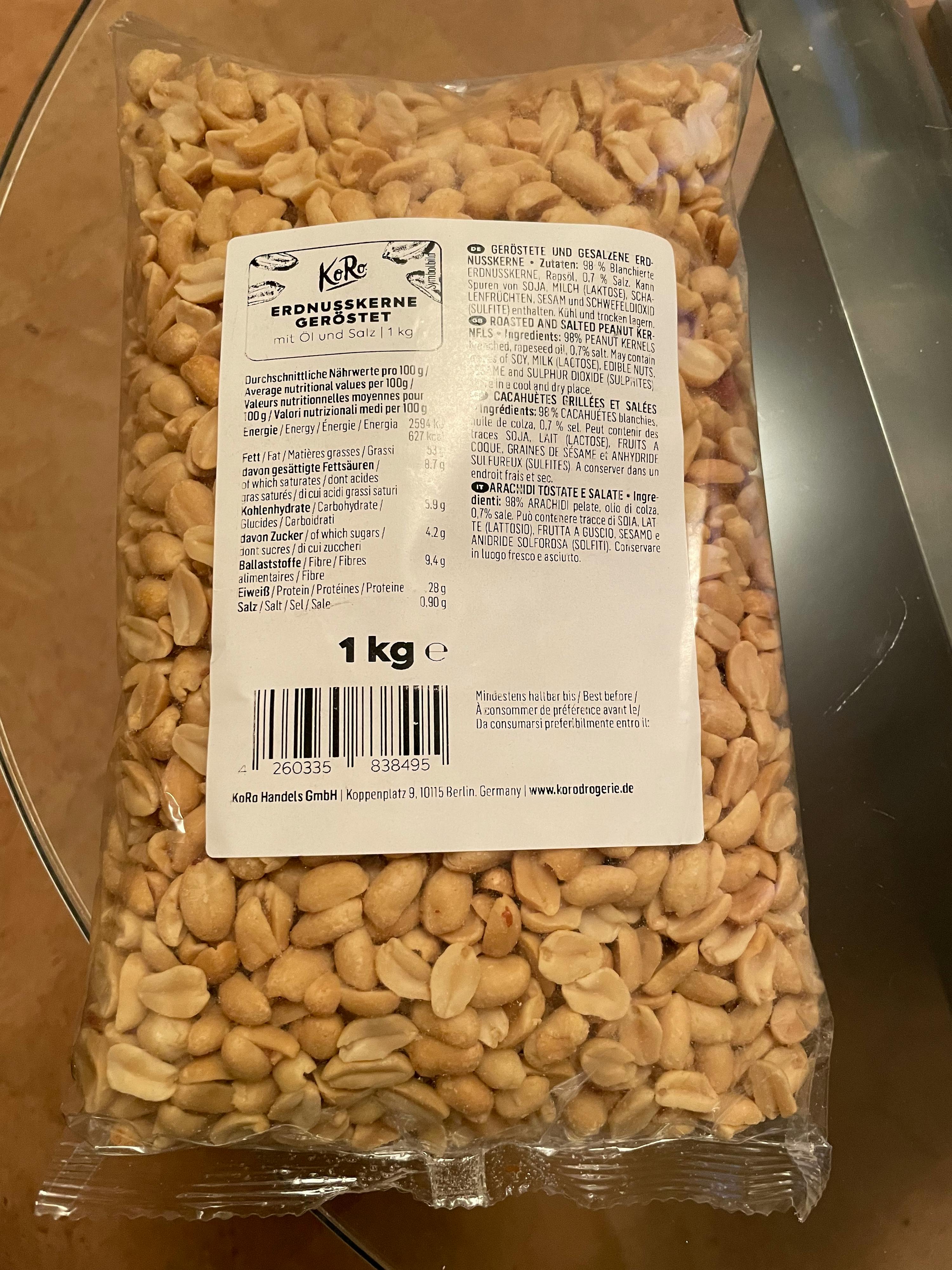 un sacchetto di arachidi con una etichetta che dice 1 kg