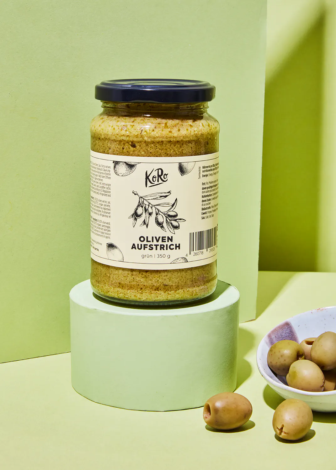 un pot d' huile d' olive avec une étiquette blanche