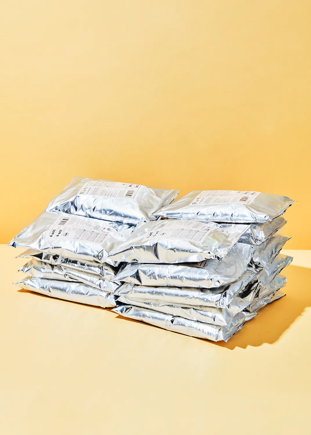 un tas de sacs en aluminium sont empilés l' un sur l' autre