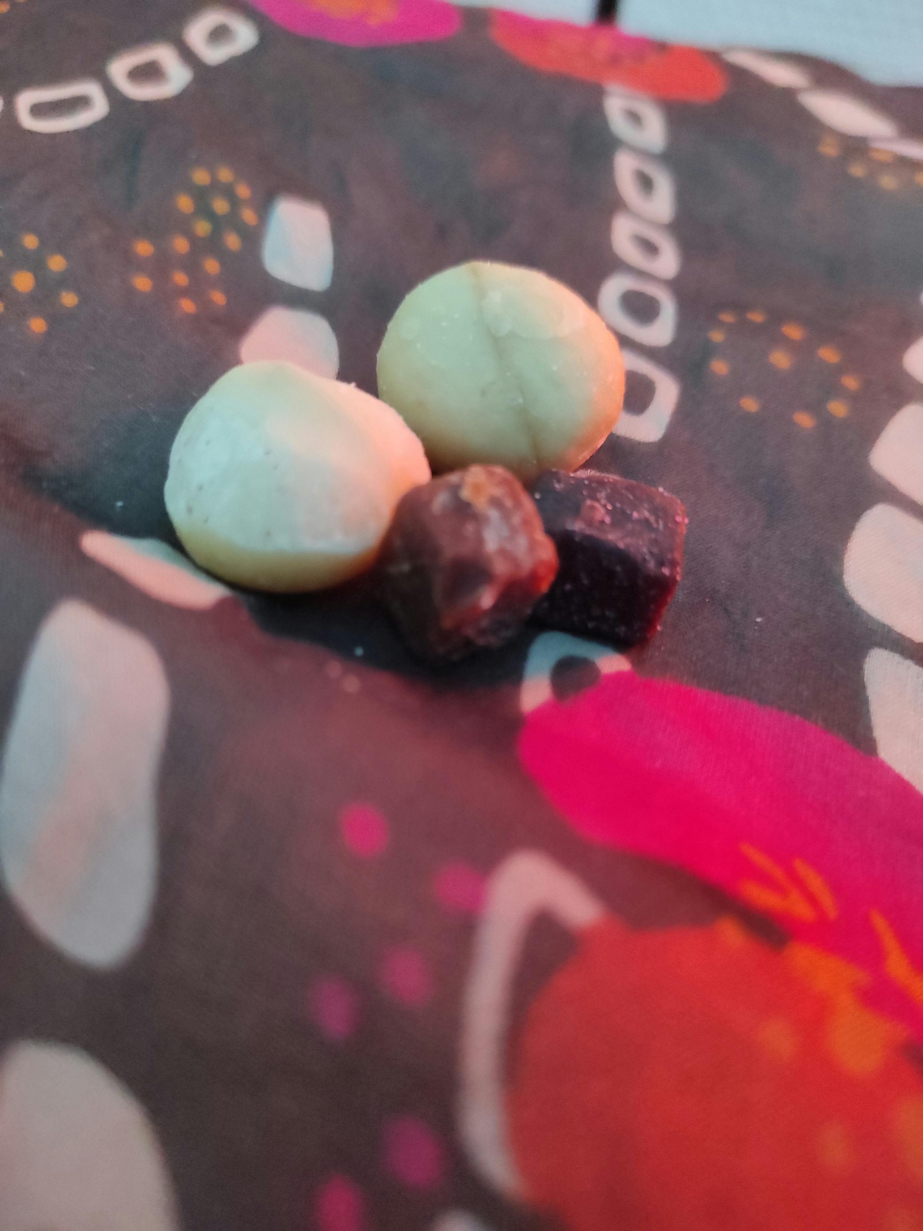 ein paar Steine liegen auf einer Decke mit der Aufschrift 00000