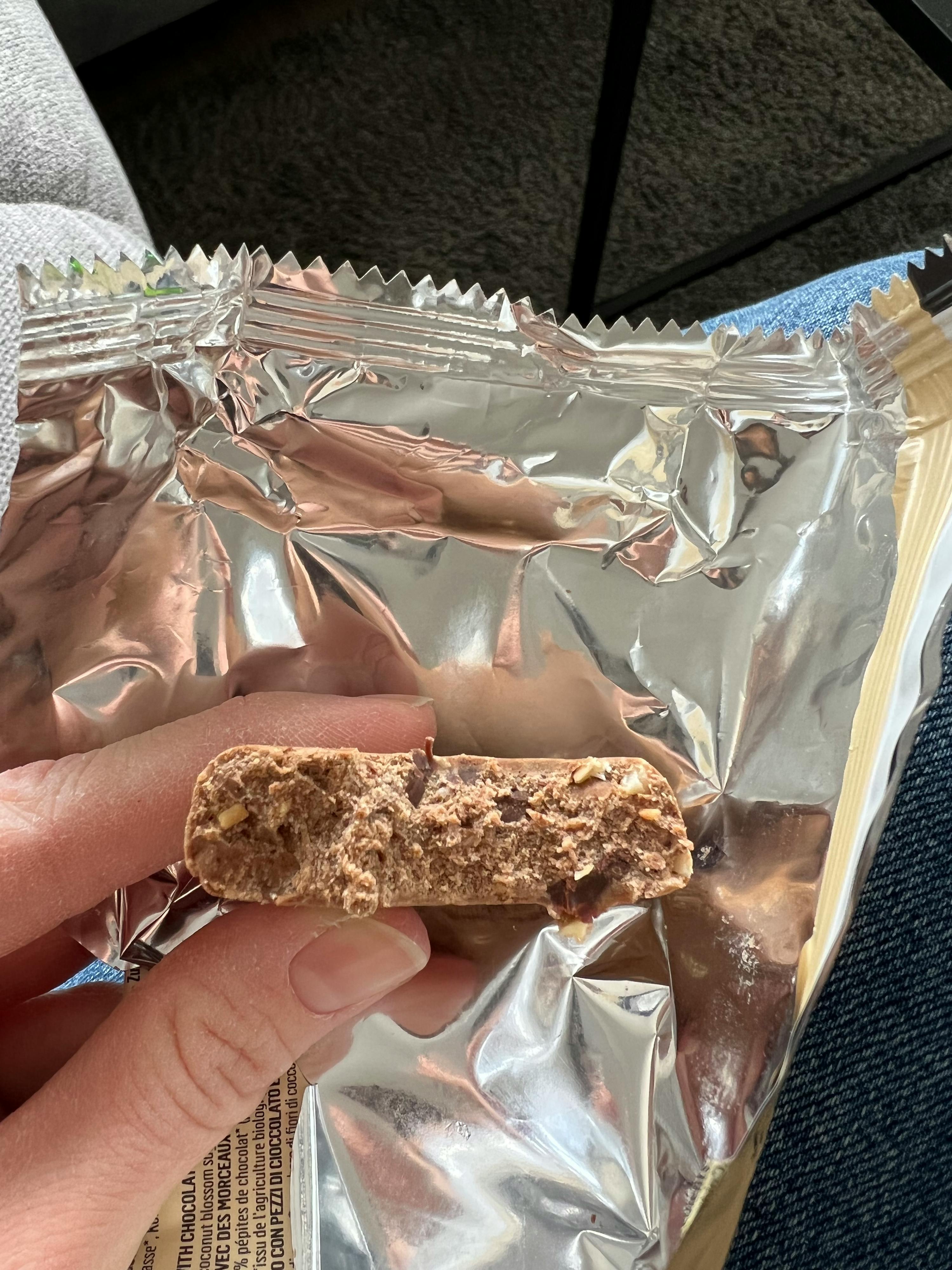 eine Person hält einen Schokoladen-Snack in der Hand