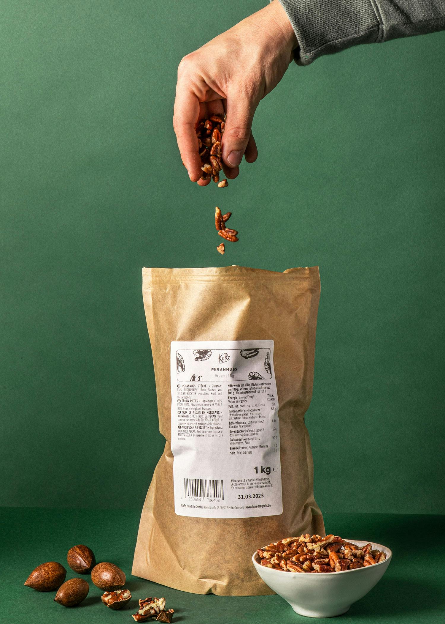 eine Person gießt Pecans aus einem Plastikbeutel in eine Schüssel