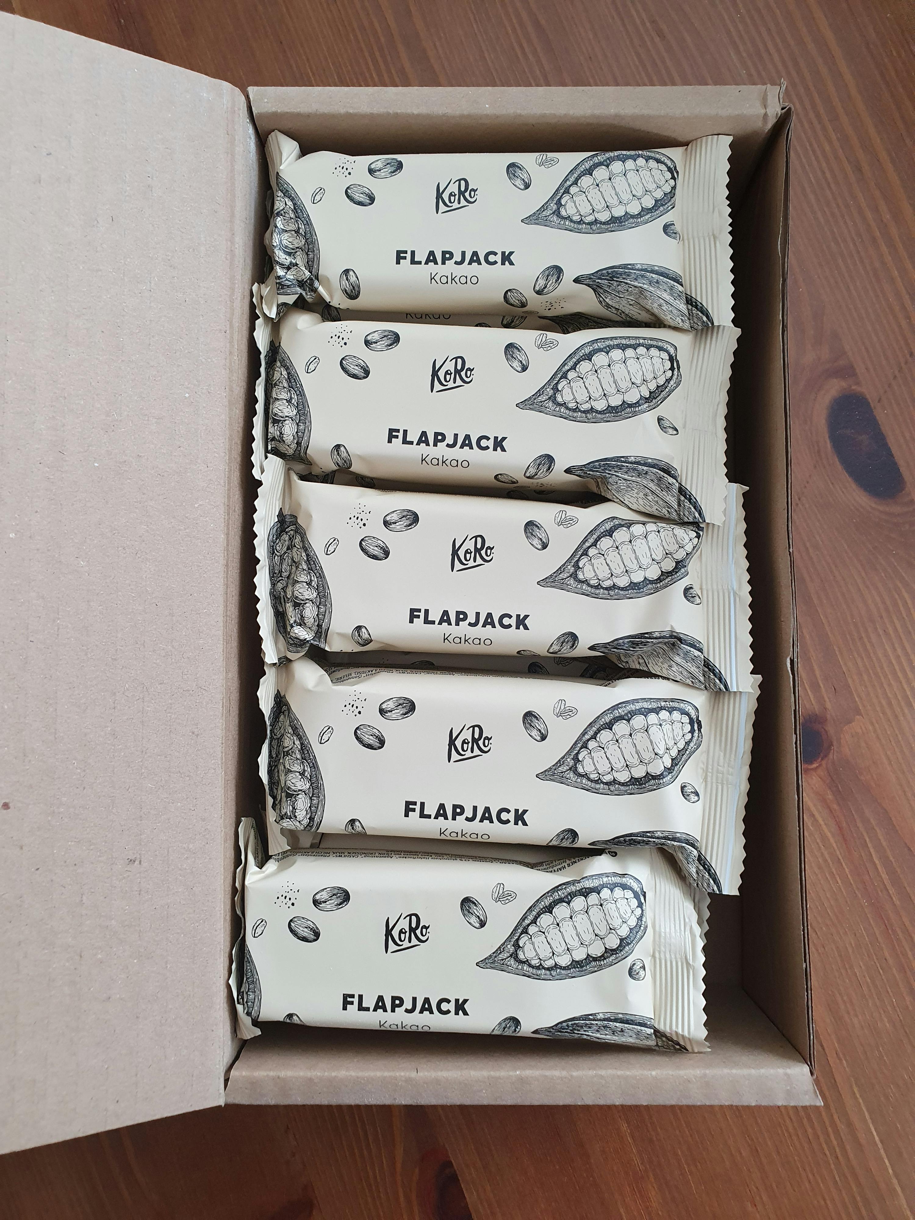 une boîte remplie de quatre barres flapjack