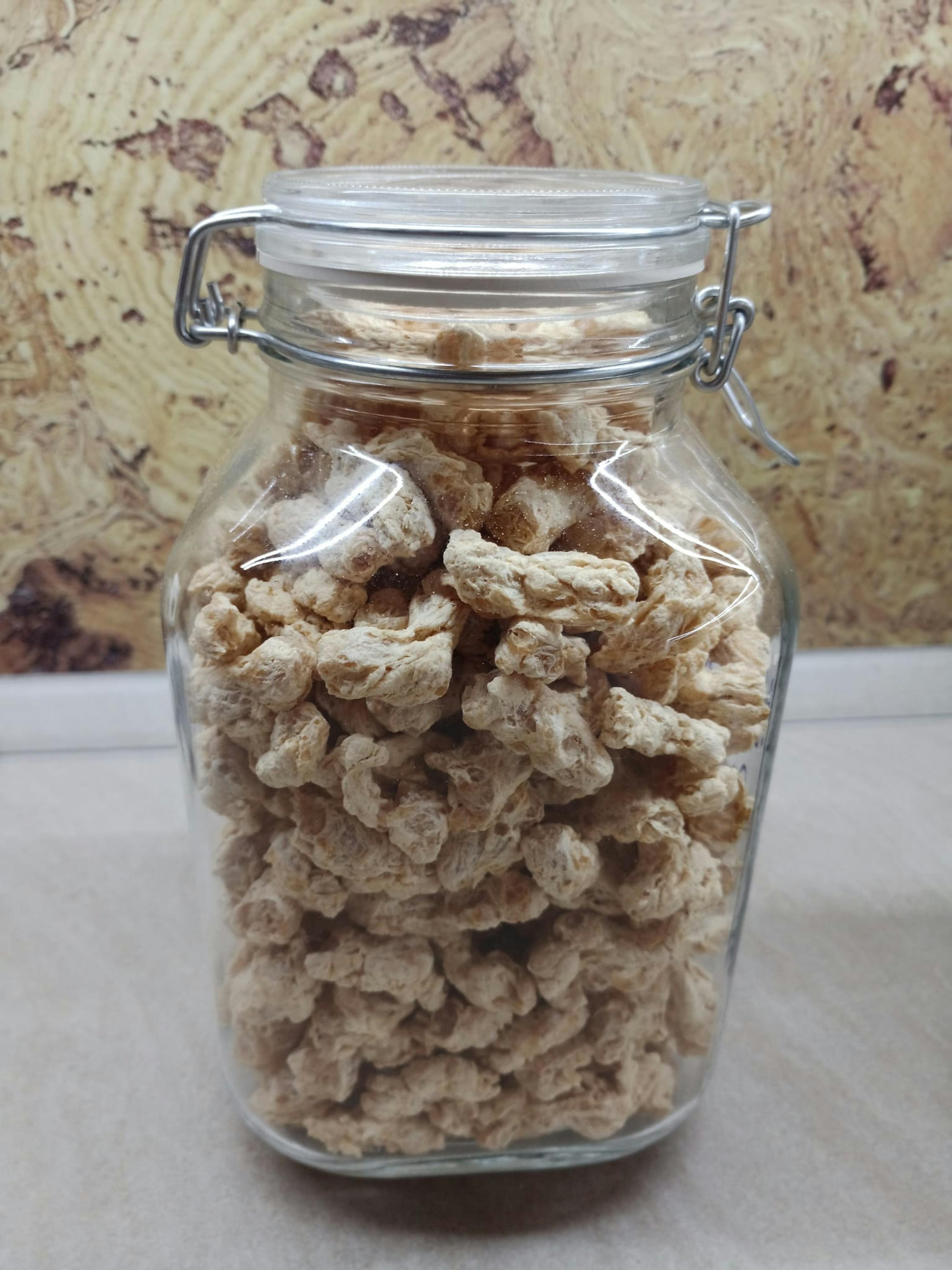 ein Glas gefüllt mit getrockneten Sojabohnenstücken