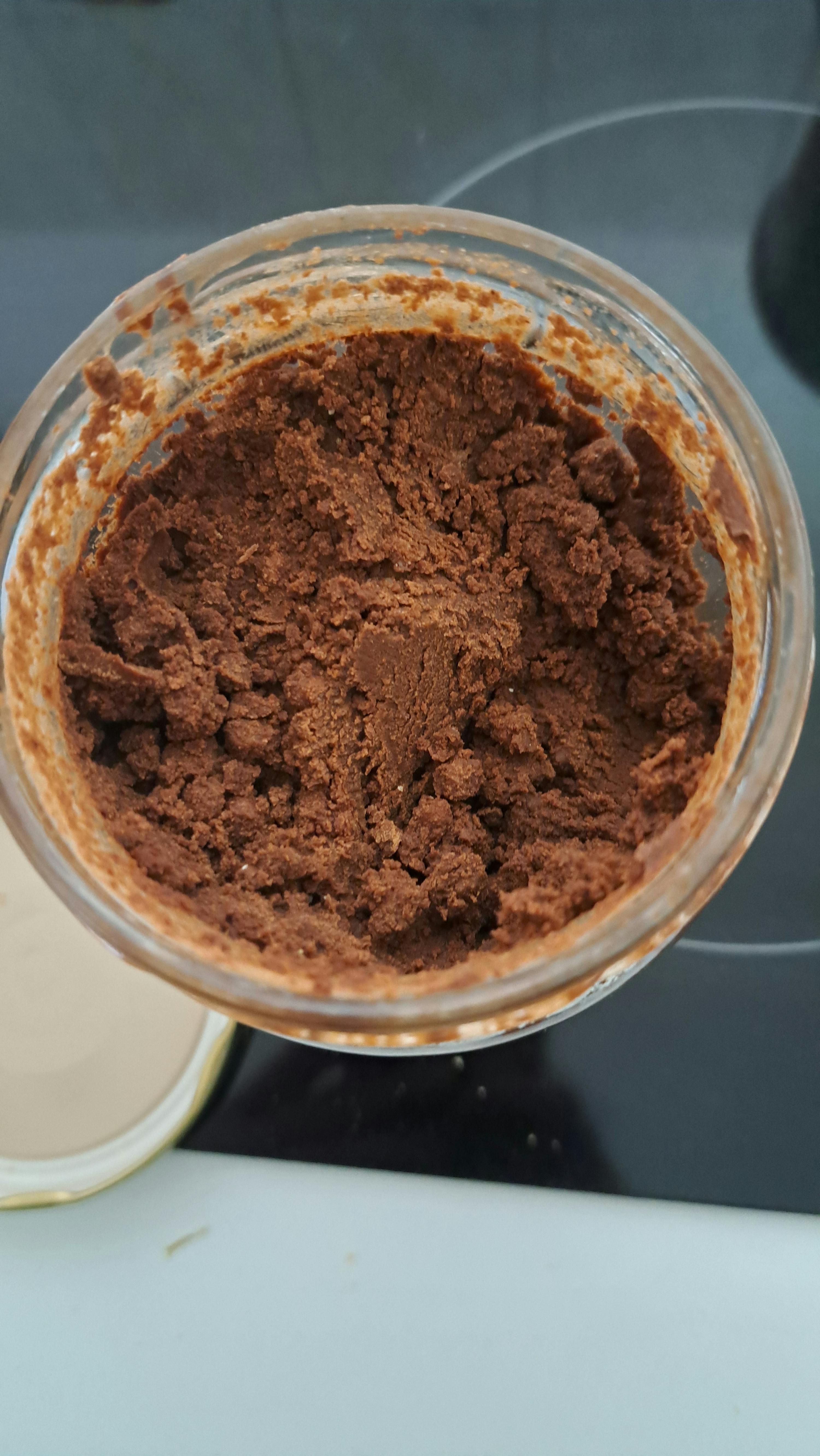 un barattolo di cioccolato è seduto su un tavolo