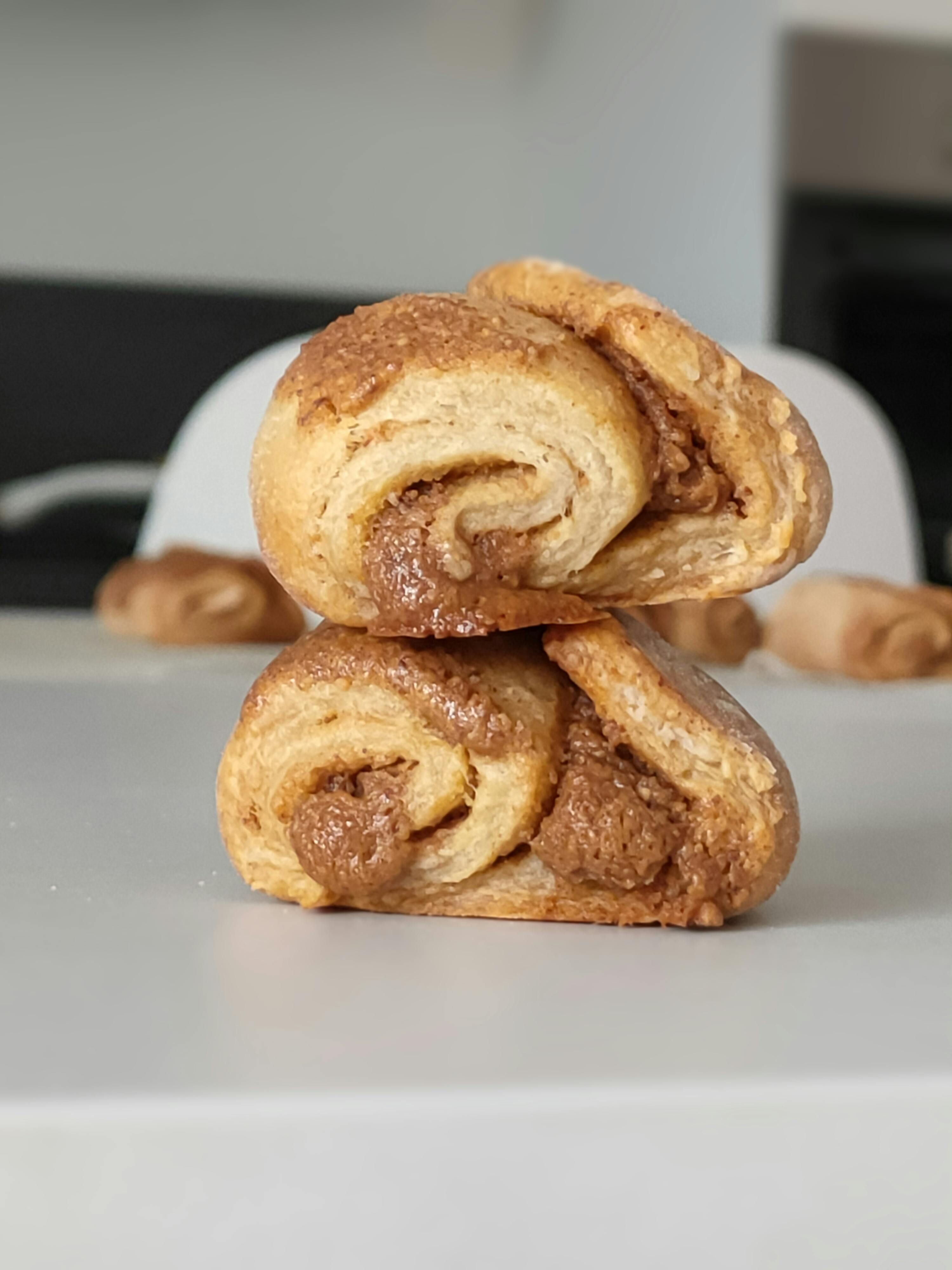 zwei Brötchen mit Schokoladencreme aufeinander gestapelt