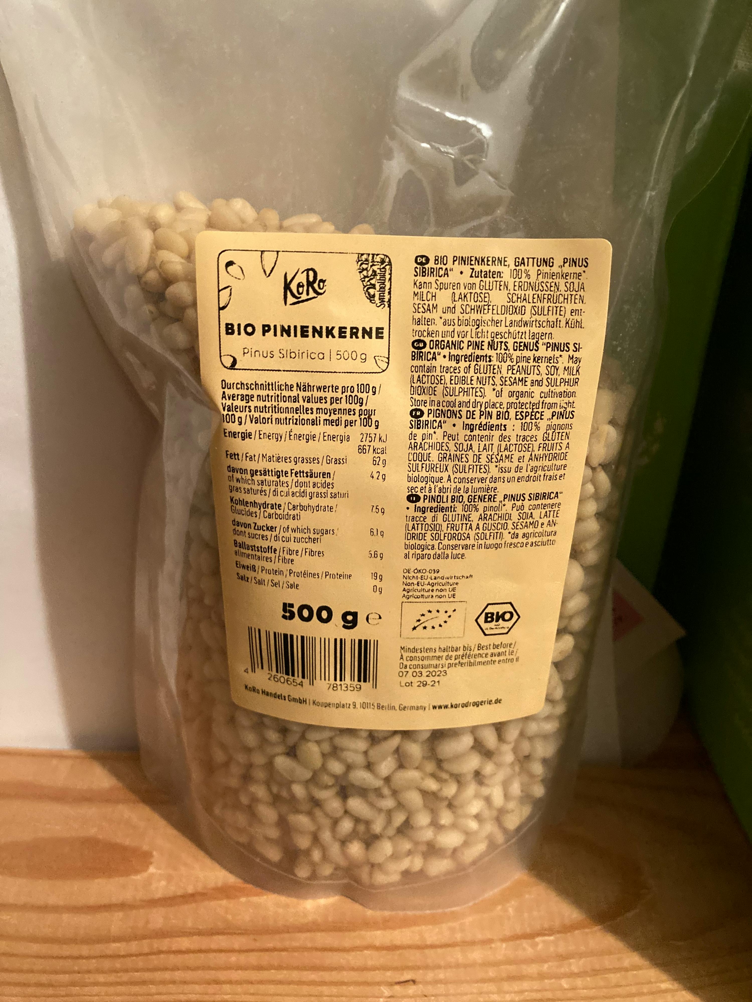 eine Nahaufnahme der Rückseite eines Bio-Pinienkerne-Produkts