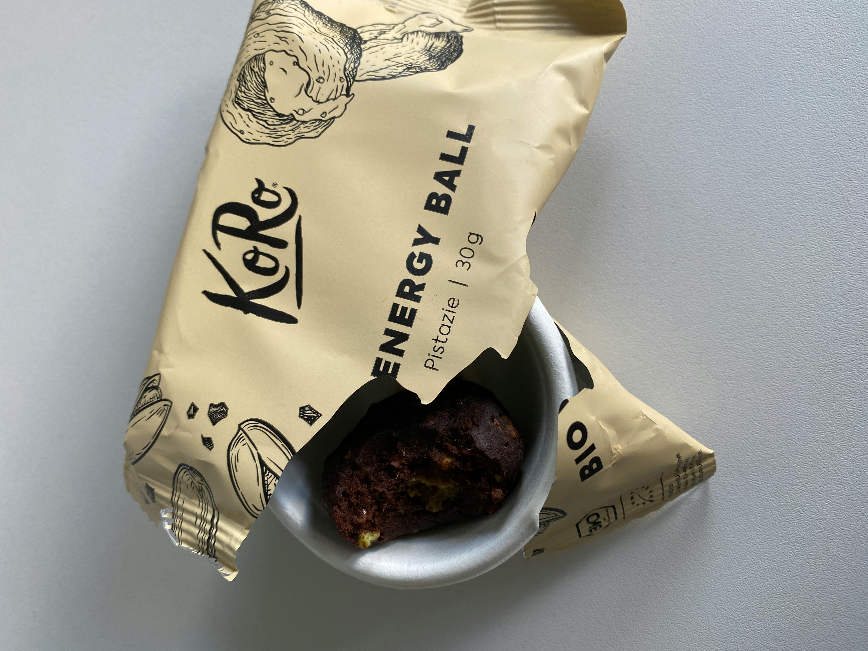 una palla energetica di pistacchio è seduta su un tavolo