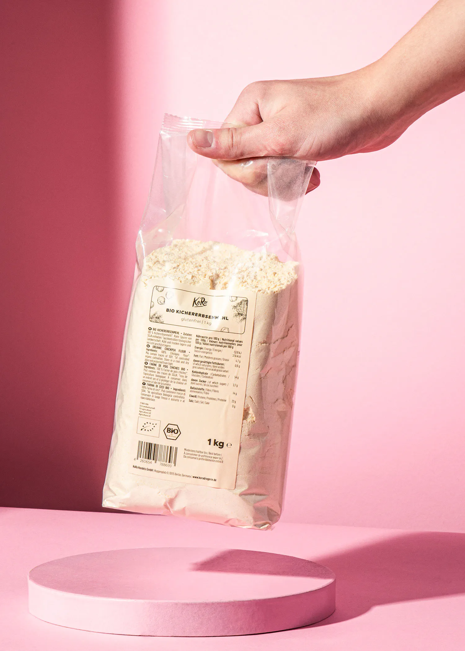 une personne tient un sac de farine à 1 kg