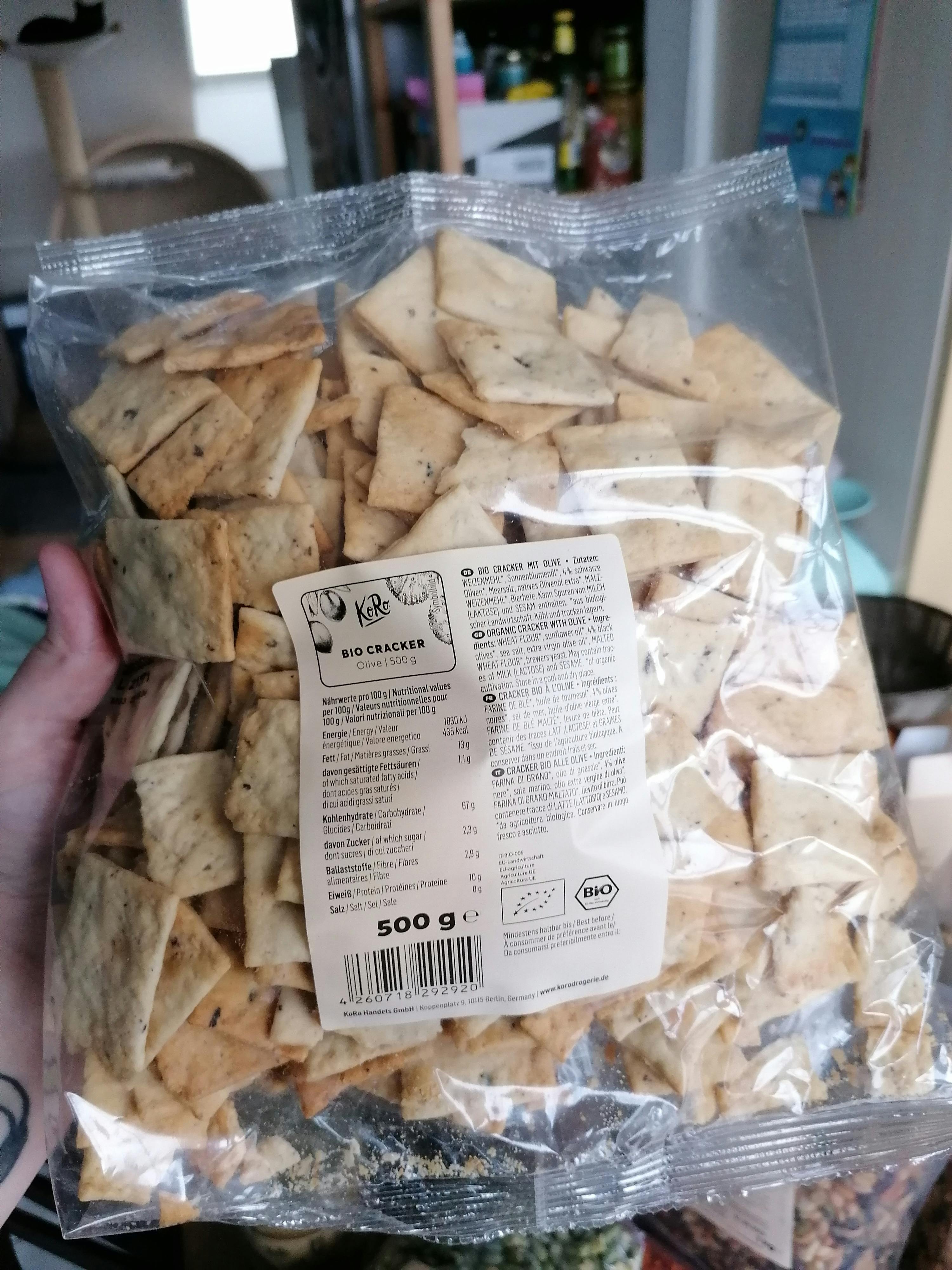una persona tiene in mano una confezione di cracker bio