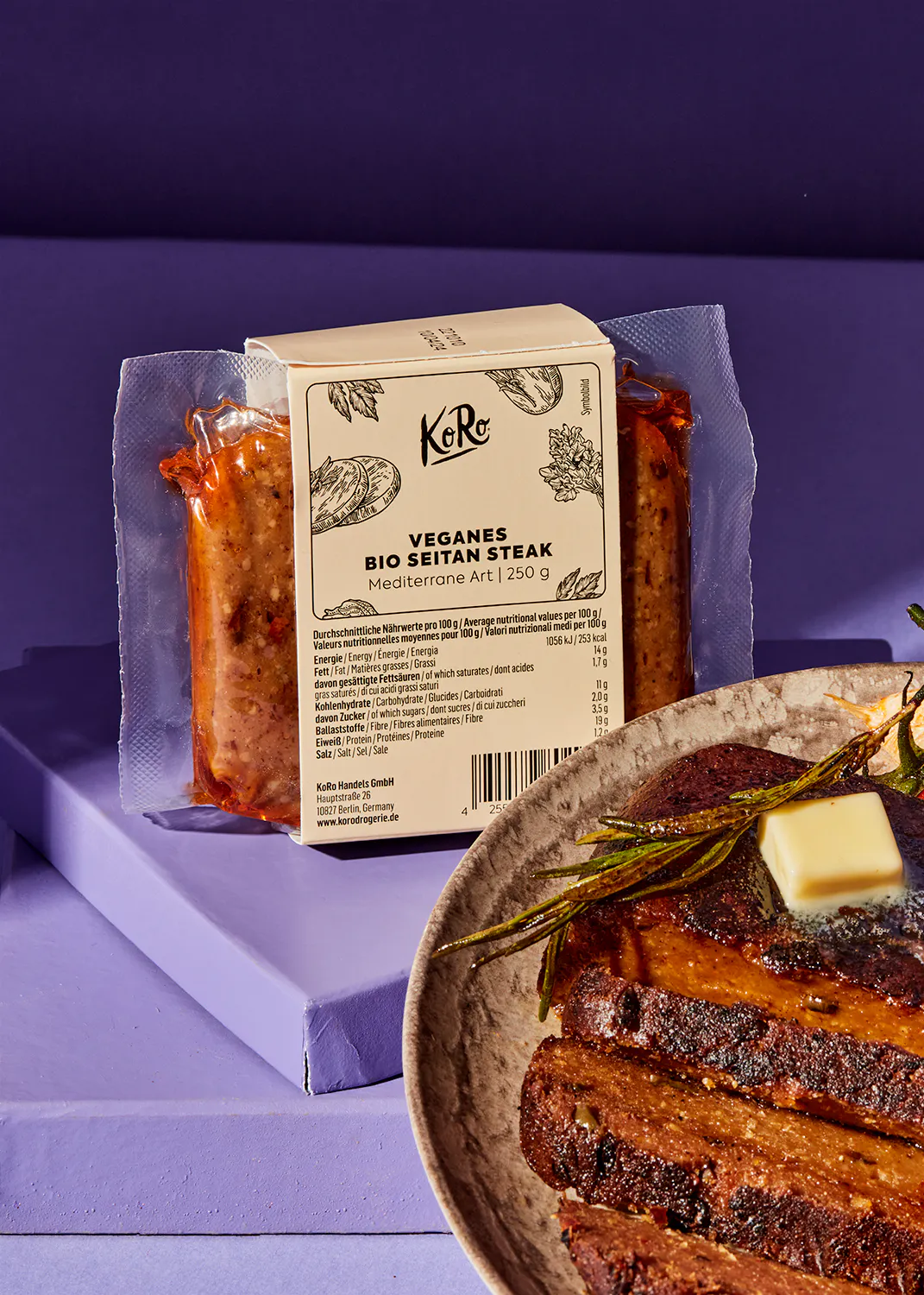 une assiette de viande et une boîte de viande végétale sur une table