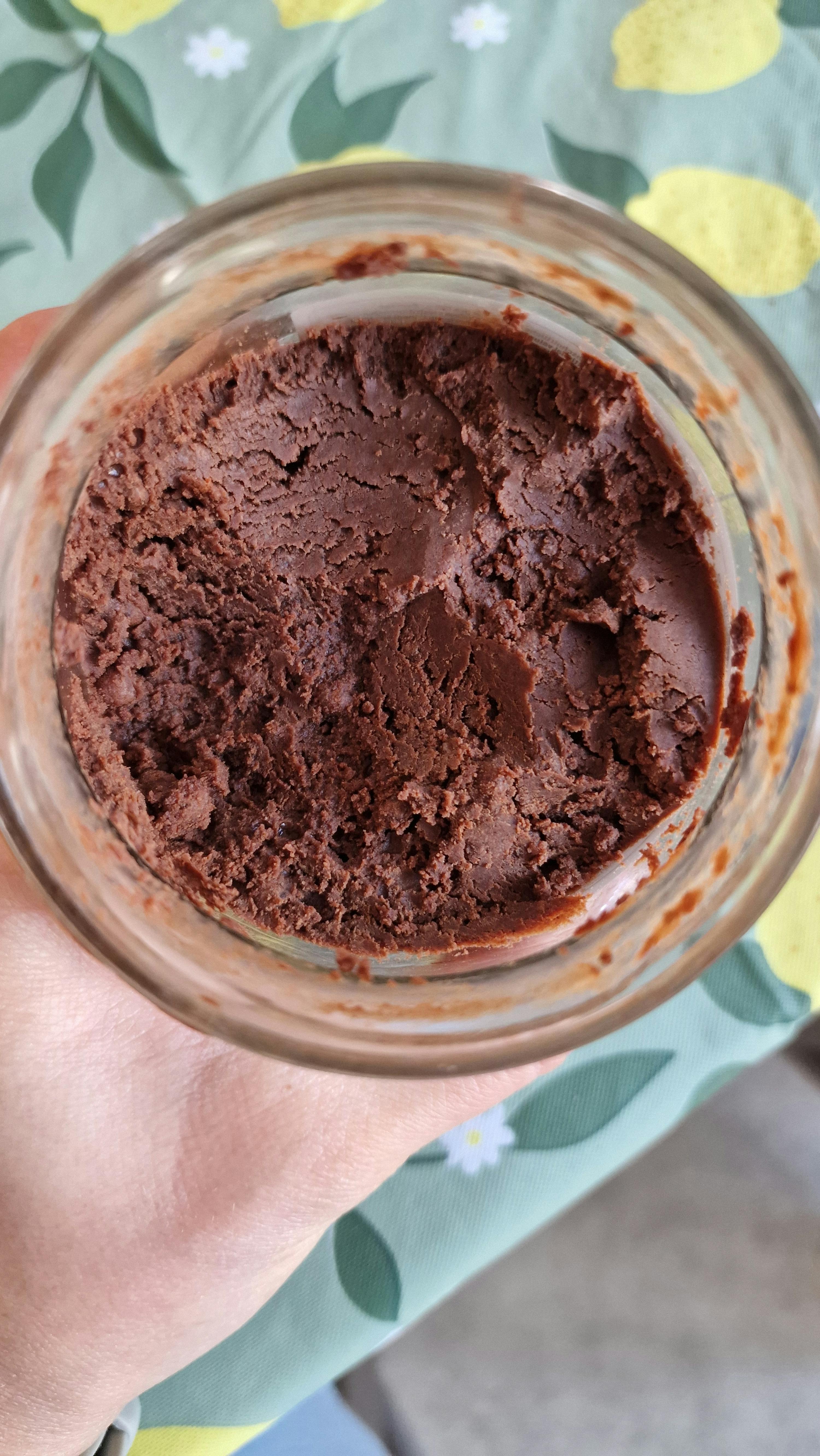 una persona tiene in mano un barattolo di cioccolato