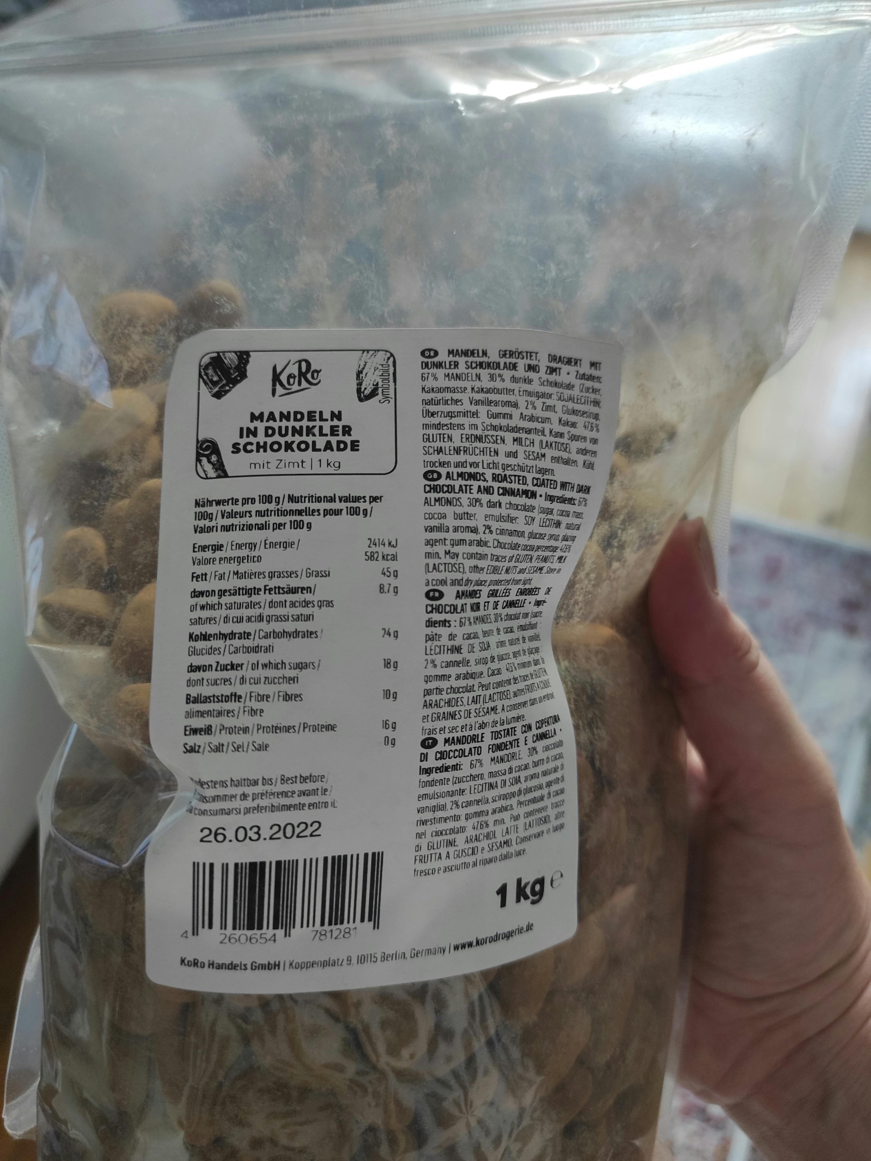 eine Person hält einen Plastikbeutel mit Schokoladenstücken in der Hand