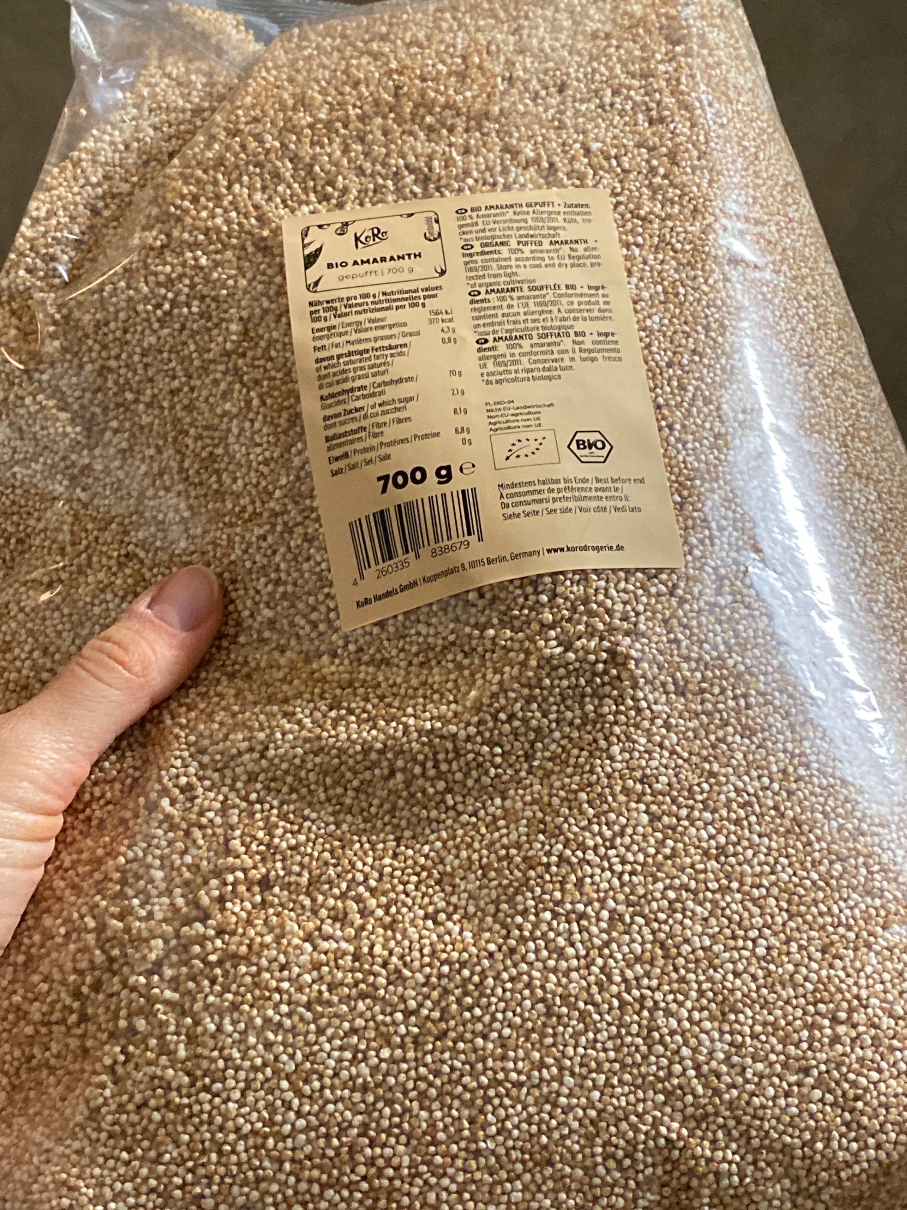 une personne tient un sac de quinoa 700 g