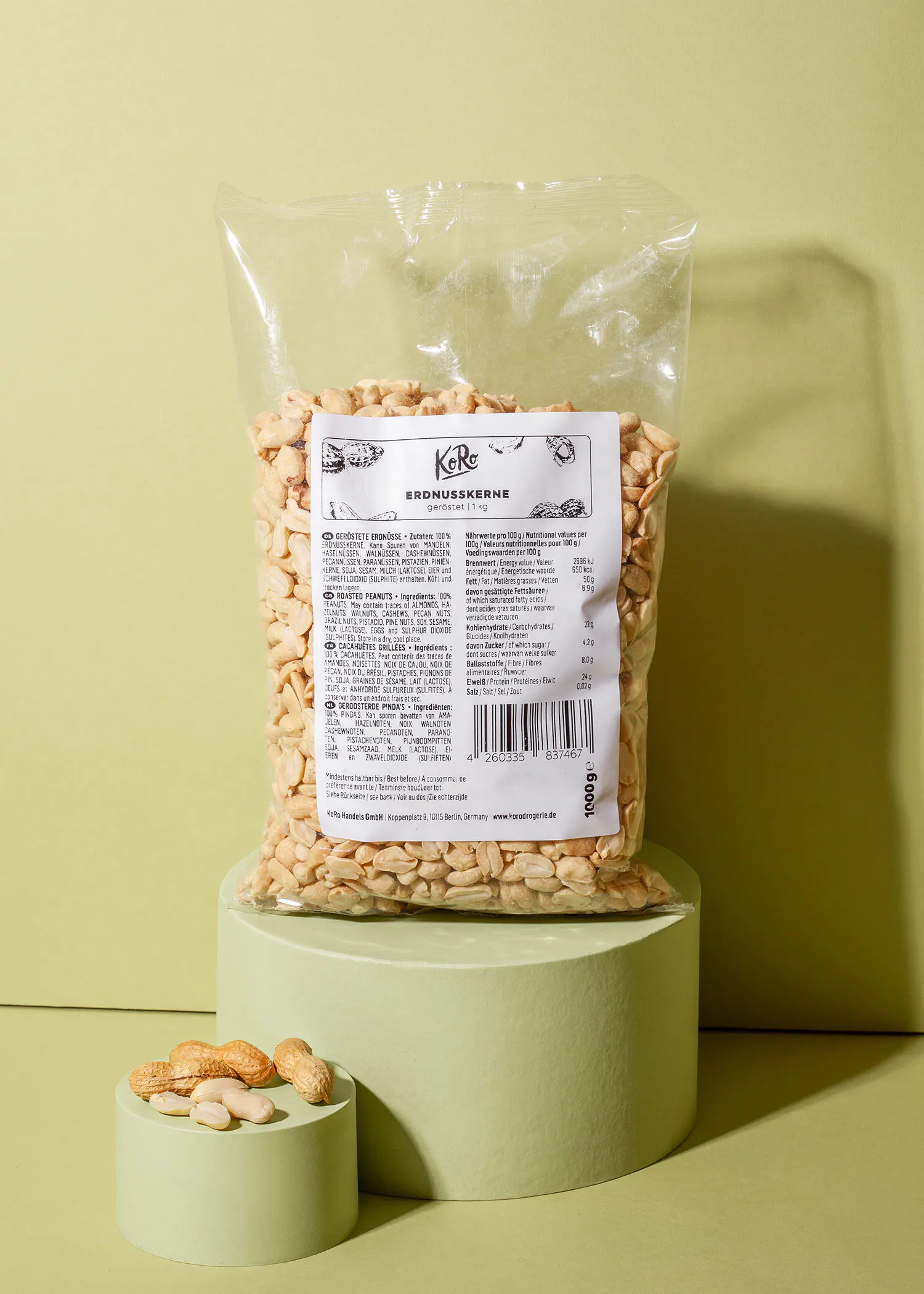 un sac de cacahuètes est assis sur une table verte