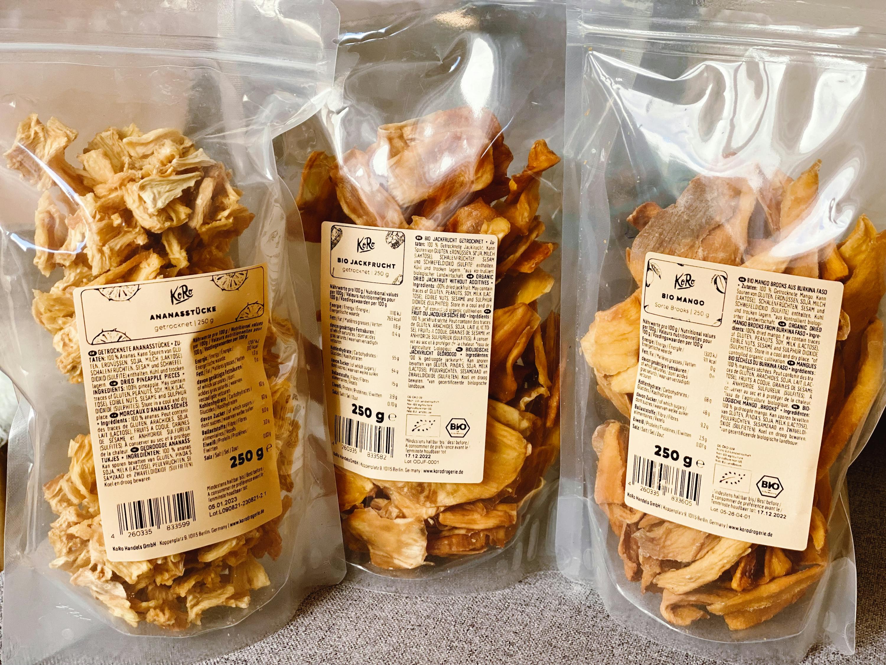 drei Plastiktüten mit trockenfrüchten stehen nebeneinander