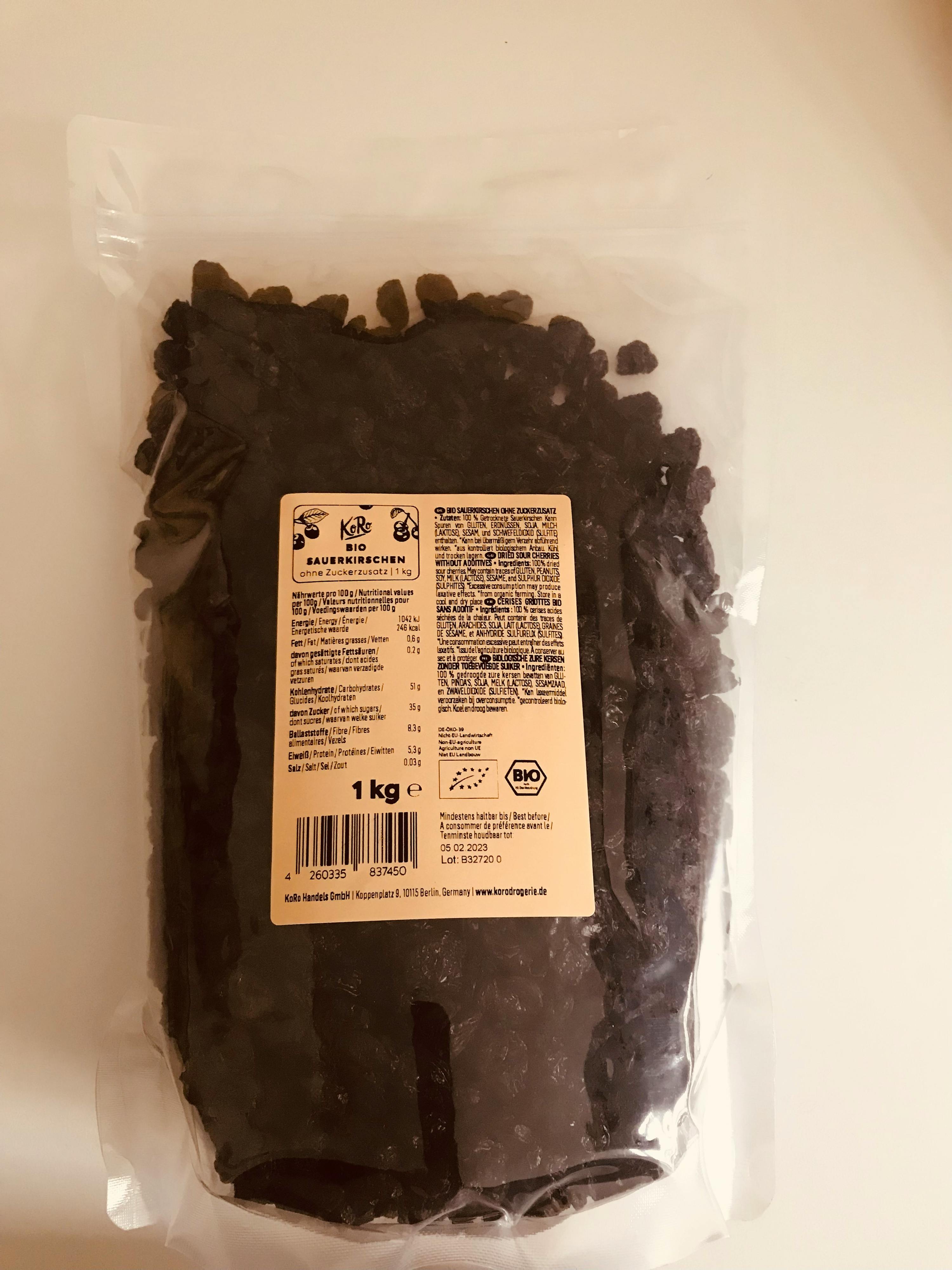 un sac de raisins secs avec une étiquette bio sur le dos