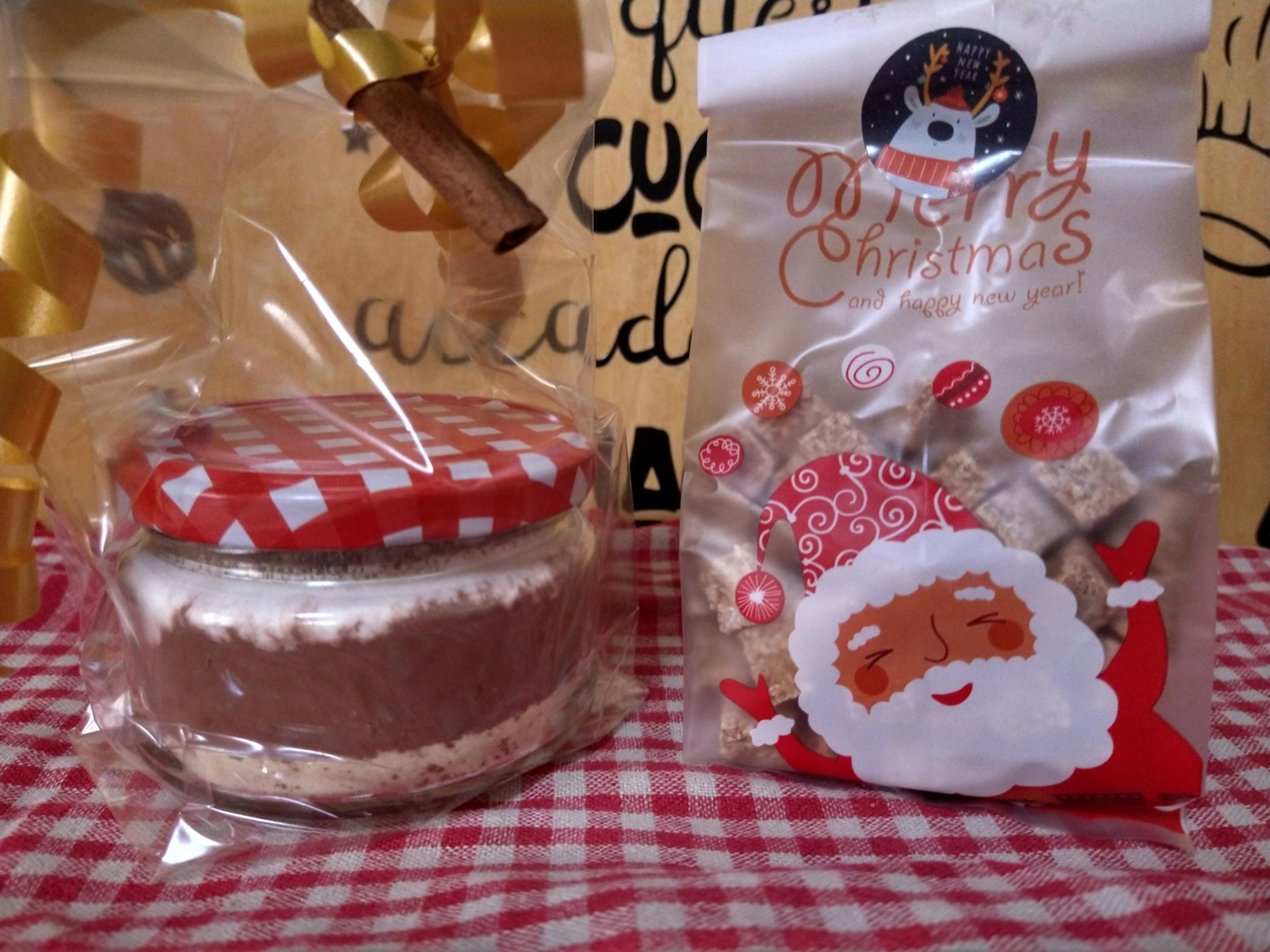 ein weihnachtsgeschenk mit einem weihnachtsmann darauf