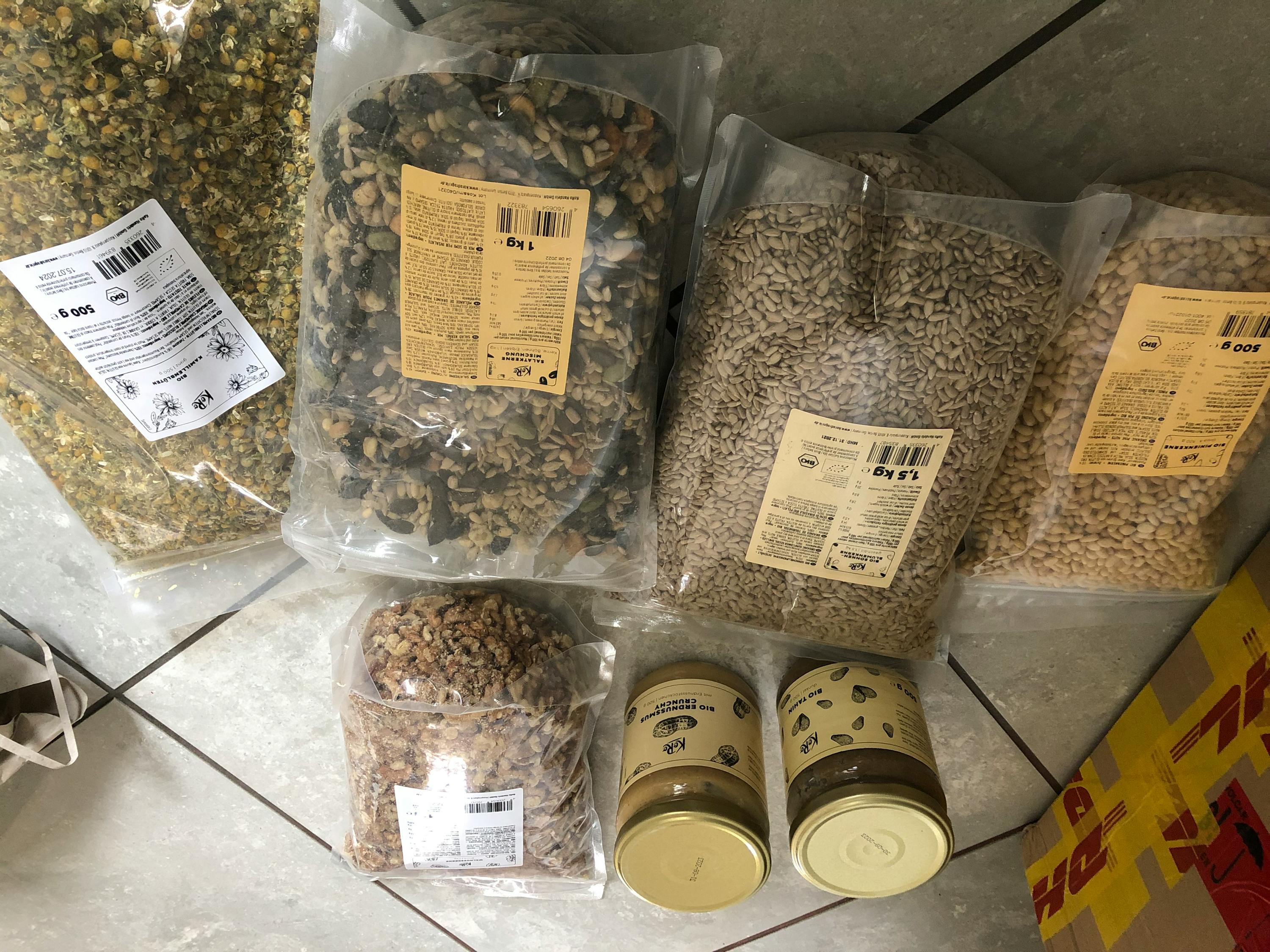 verschiedene Arten von Samen und Nüssen in Plastiktüten