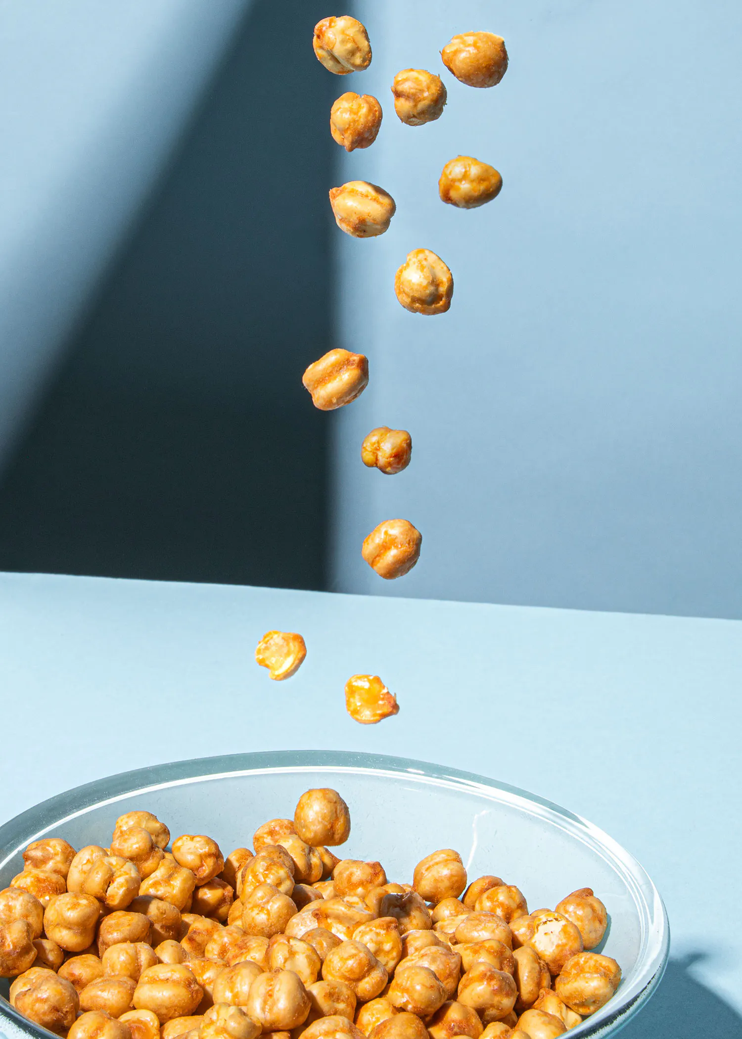 des pois chiches sont tombés dans un bol sur une table