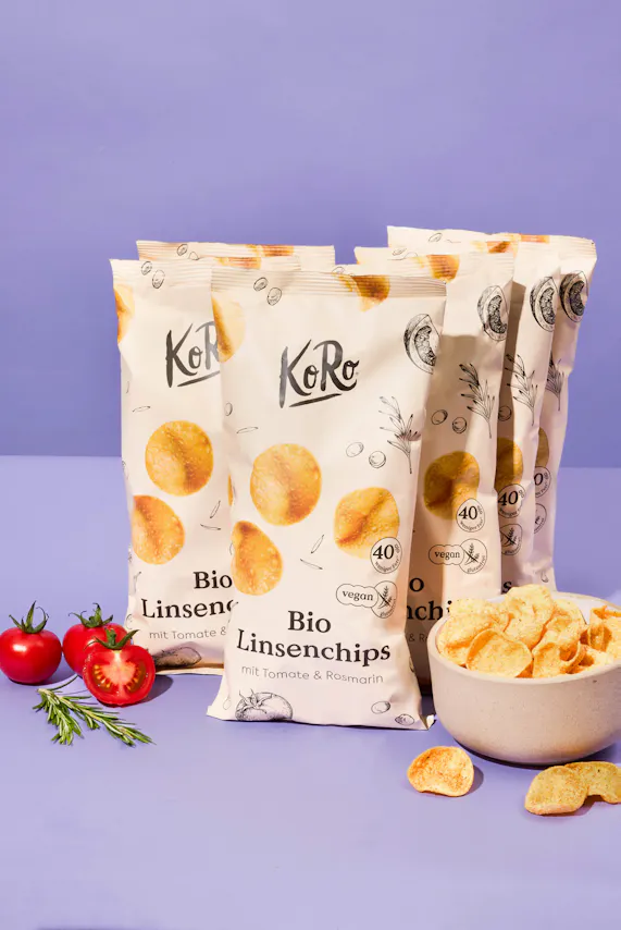 eine Reihe von Bio Linsenchips mit Tomate und Rosmarin