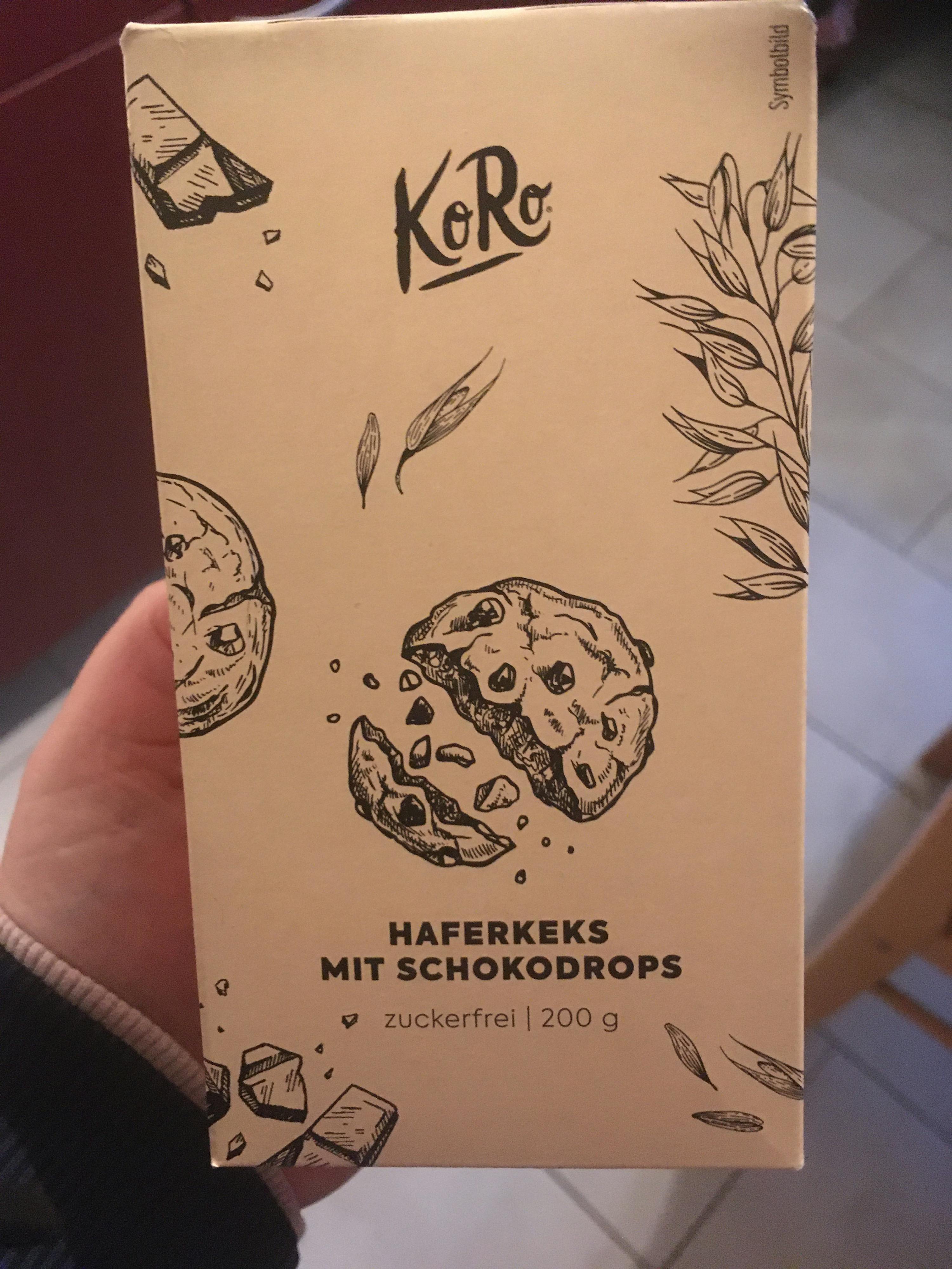 une personne tient une boîte de biscuits à l' avoine avec des gouttes de chocolat