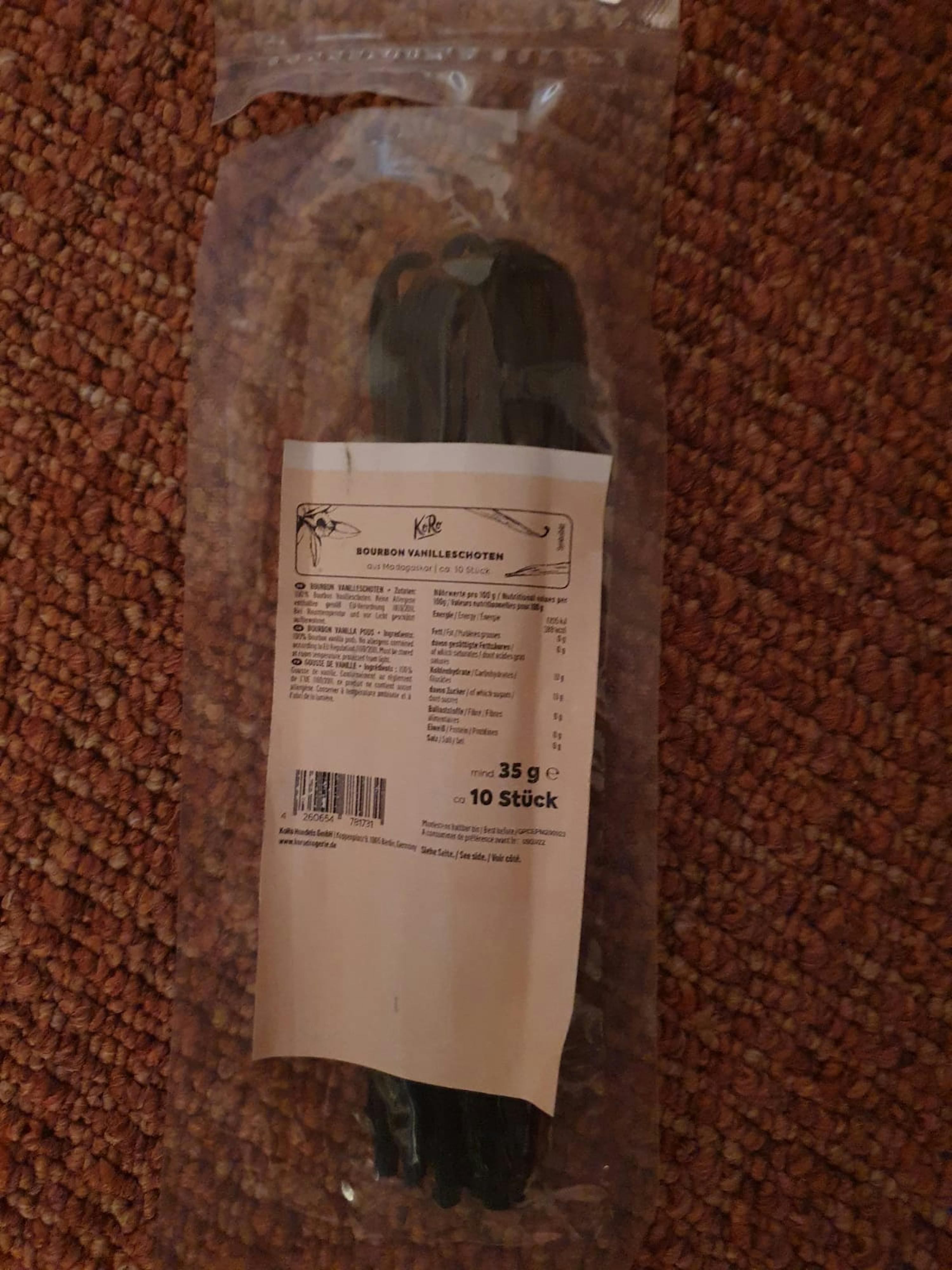 un sacchetto di spezie è seduto su un tappeto