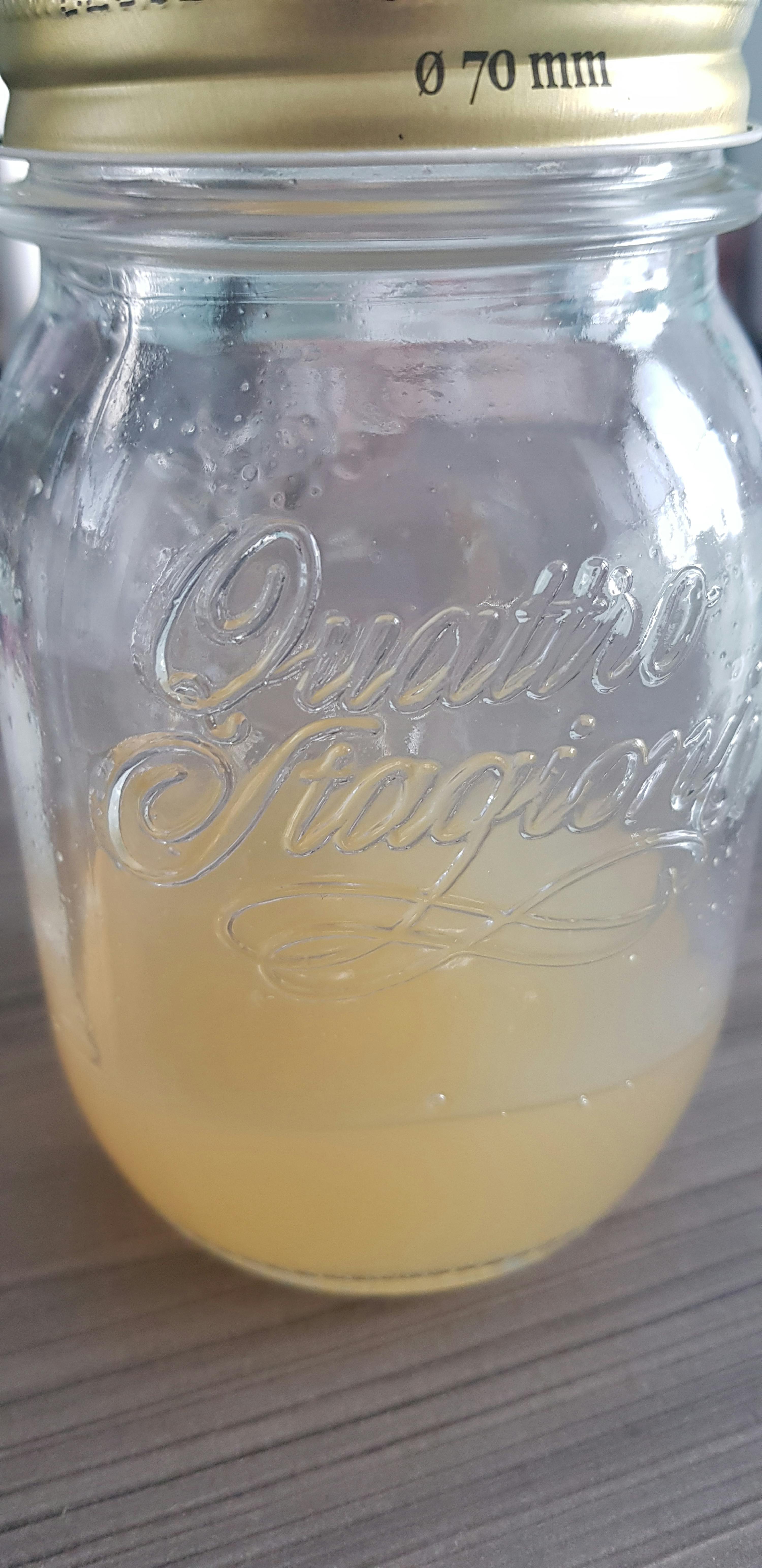 ein Glas mit einem goldenen Deckel und der Aufschrift quattro stagioni