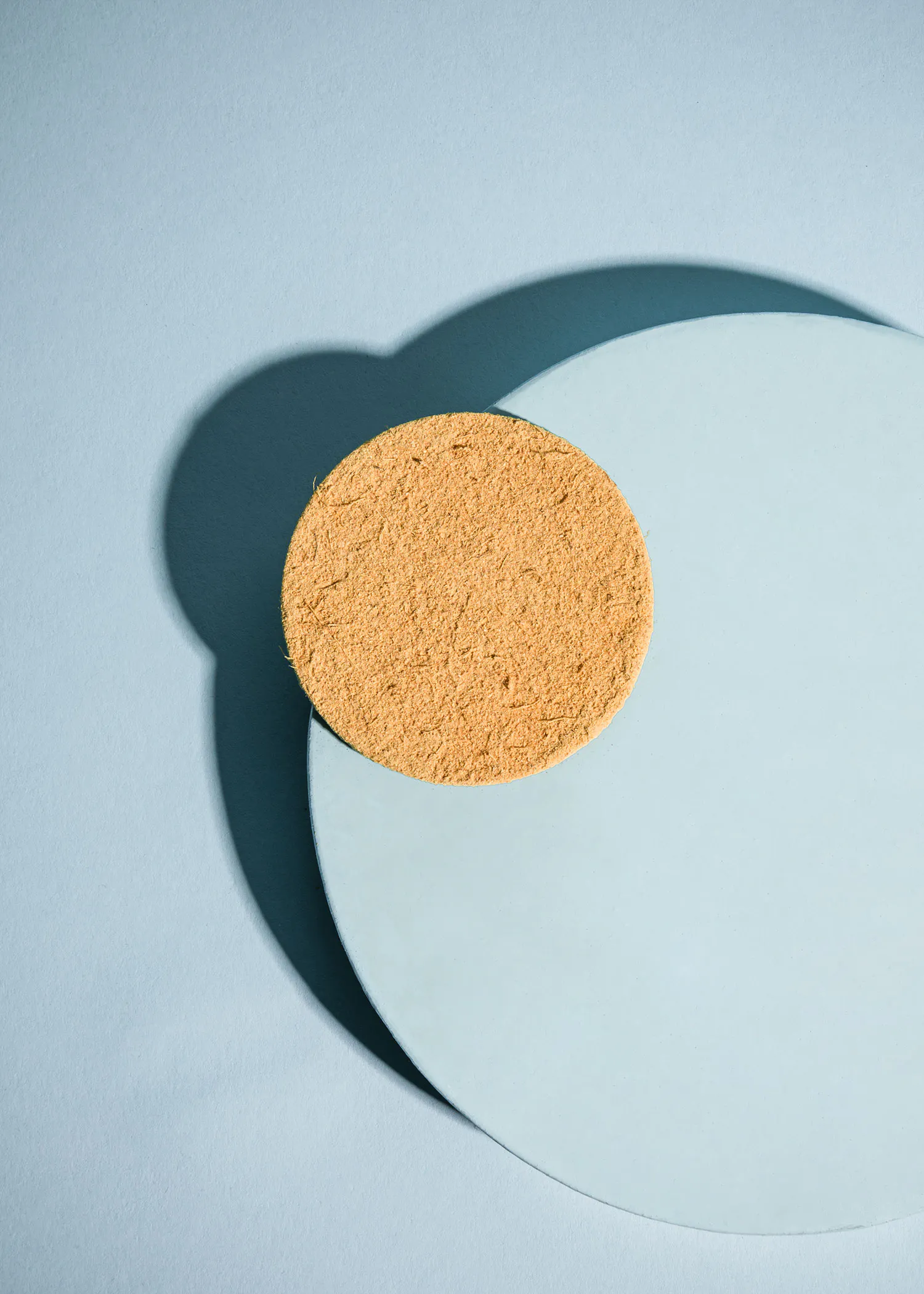 un cercle jaune est posé sur une surface bleue