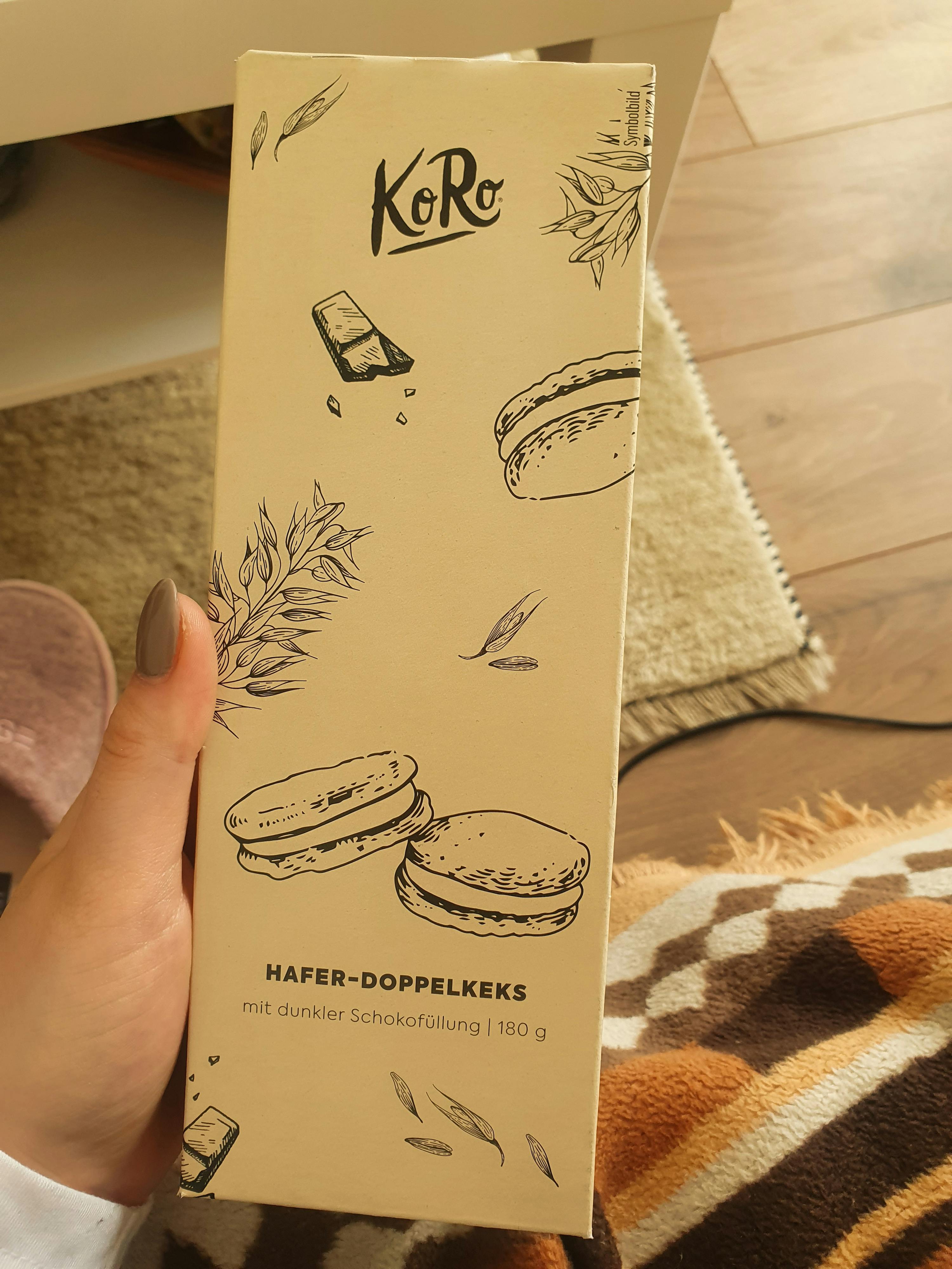 eine Person hält eine Schachtel hafer-doppelkekse in der Hand