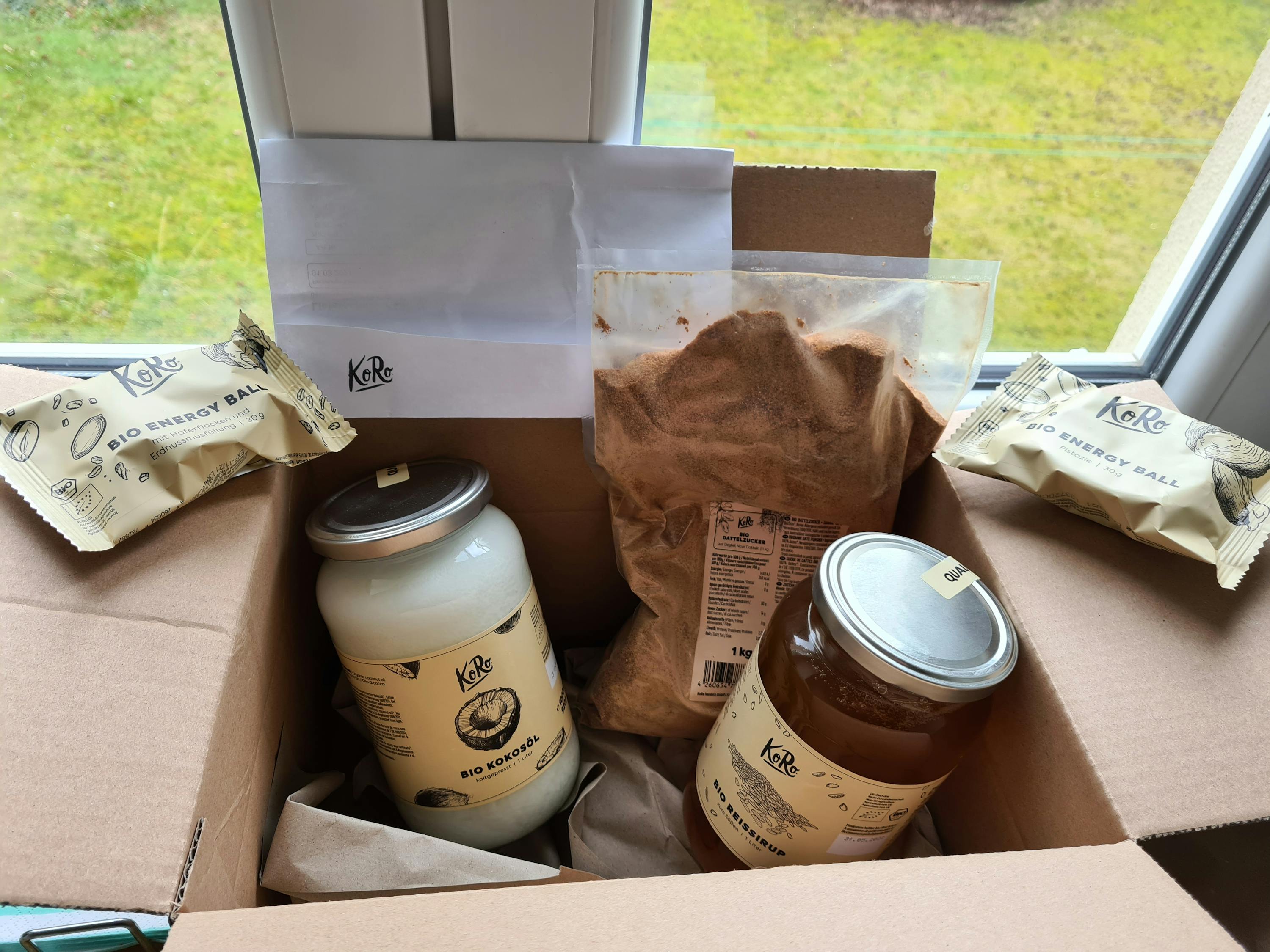 una scatola di cartone piena di vari prodotti e una palla energetica